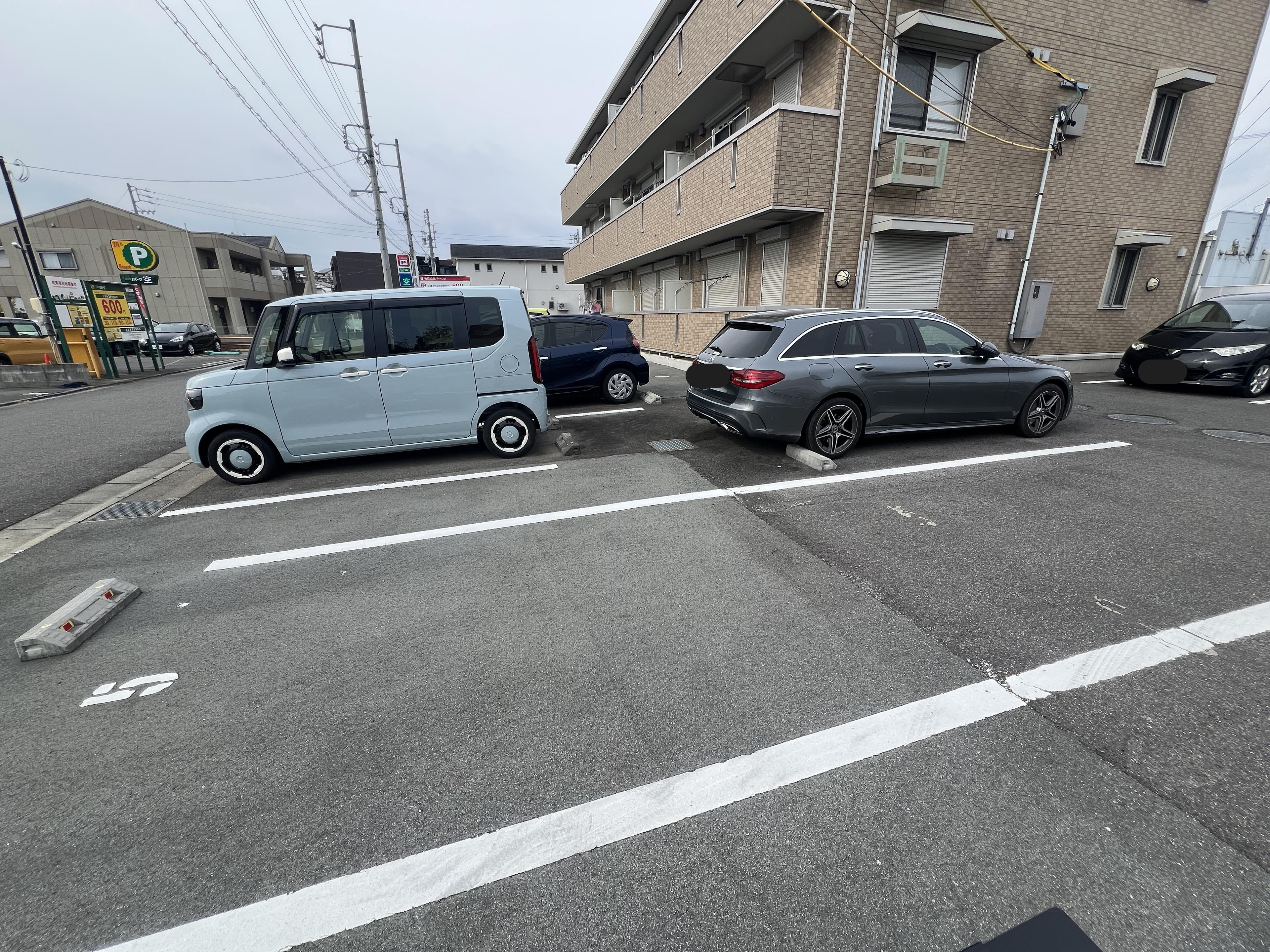 津駅前シュロス月極駐車場の外観・駐車場イメージ3枚目
