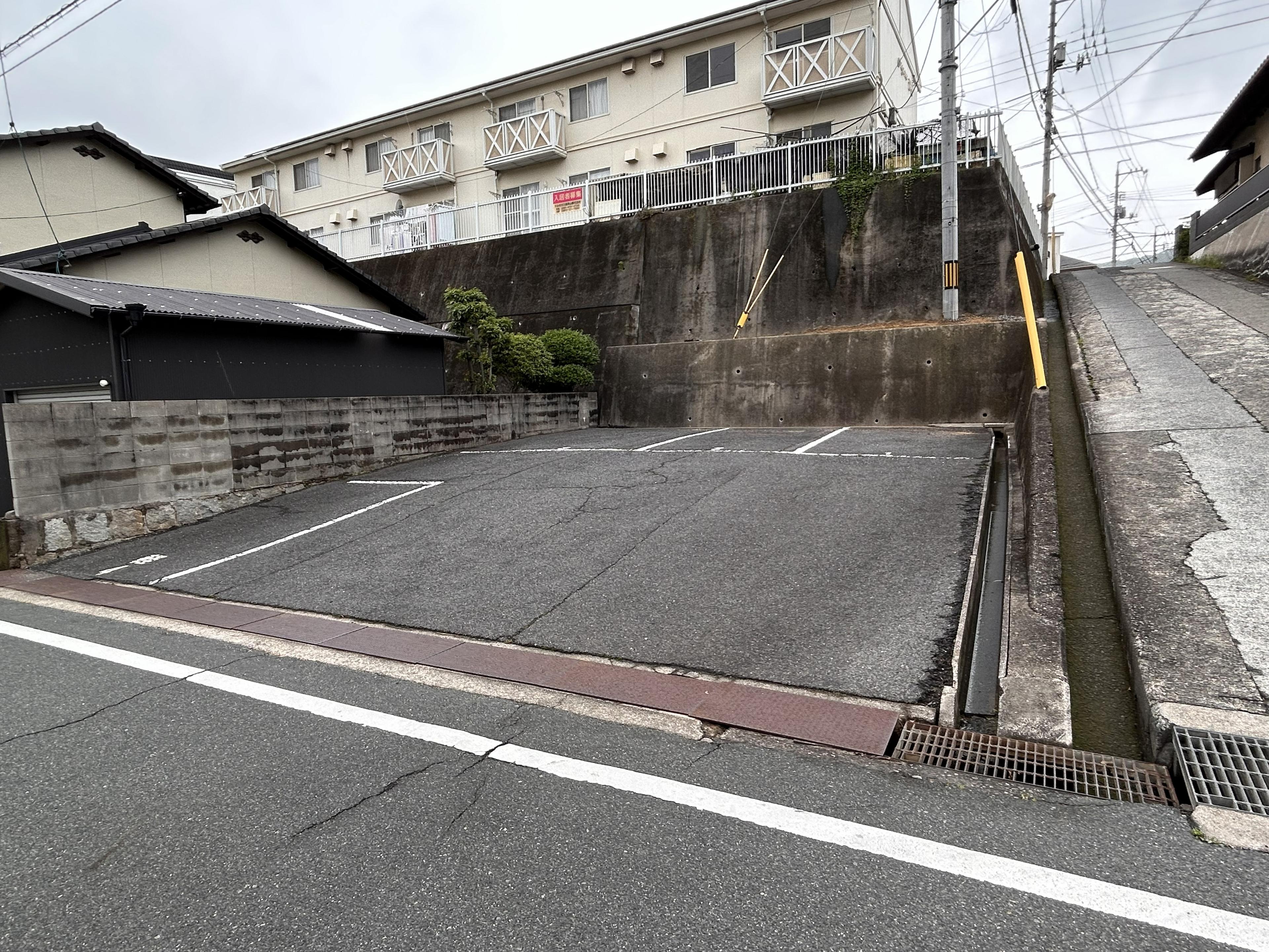 フレグランス・すがの法面下駐車場の外観・駐車場イメージ1枚目