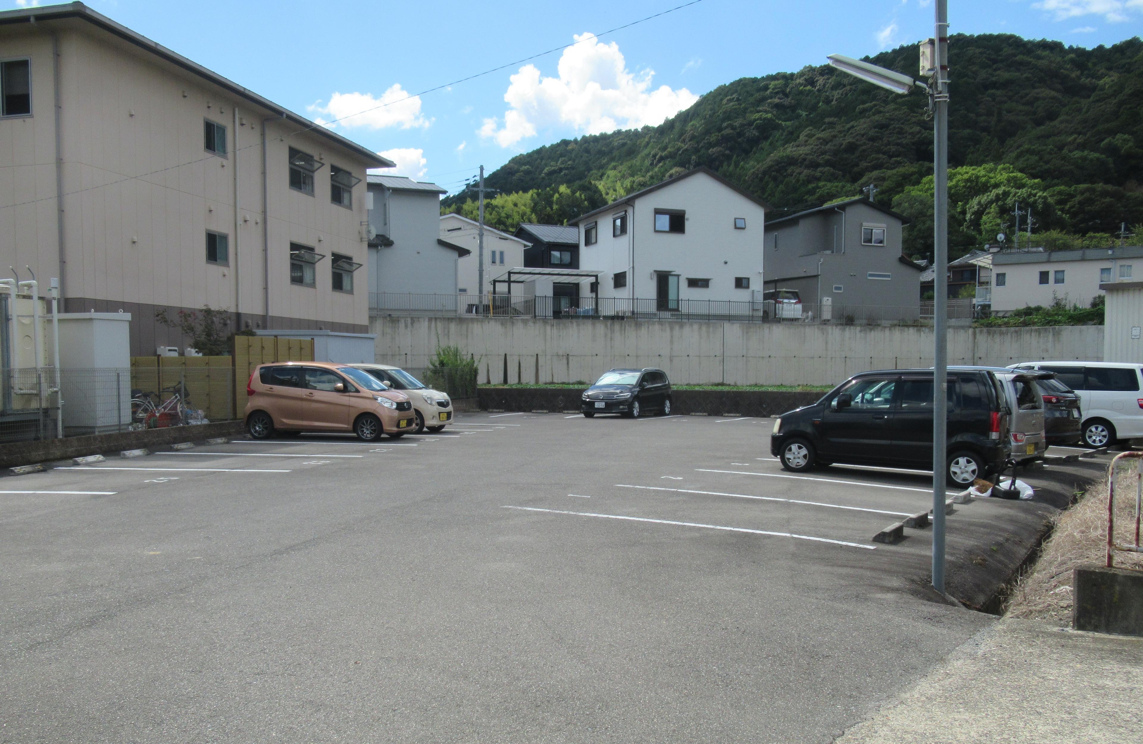 五人手ガレージの外観・駐車場イメージ1枚目