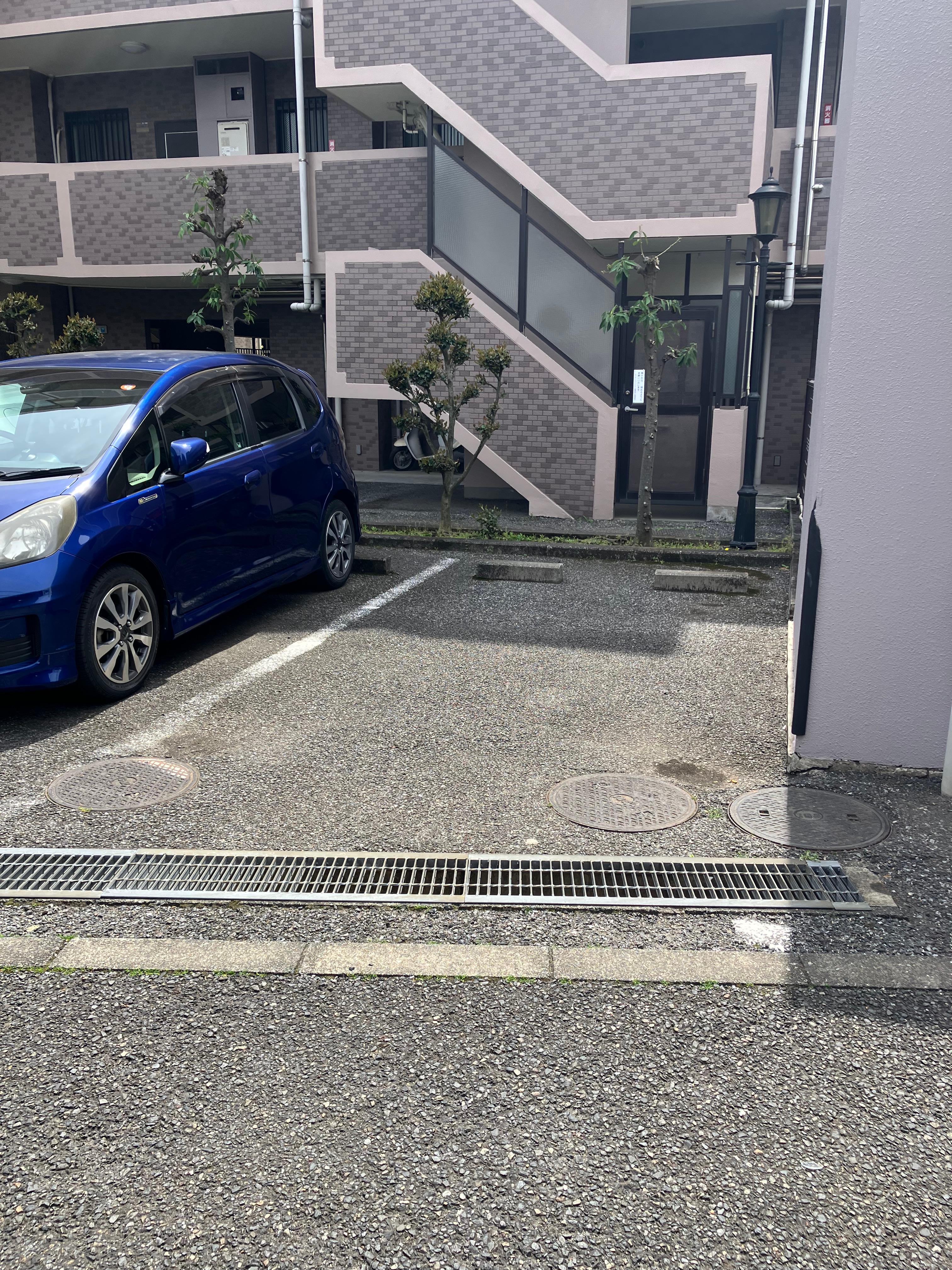 ライオンズマンション綾瀬第8		の外観・駐車場イメージ1枚目