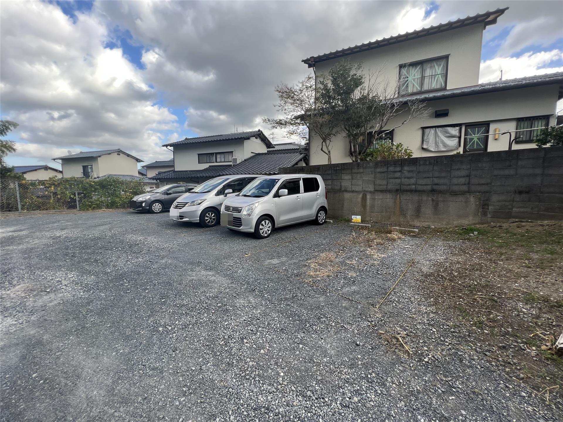 ジョイフルカネキ若葉駐車場の外観・駐車場イメージ3枚目