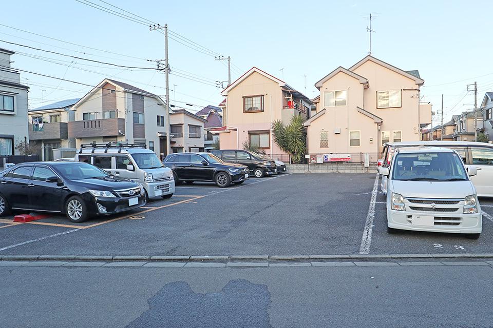 ラークヒルズBの外観・駐車場イメージ1枚目