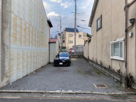 吉田中阿達町ガレージの外観・駐車場イメージ1枚目