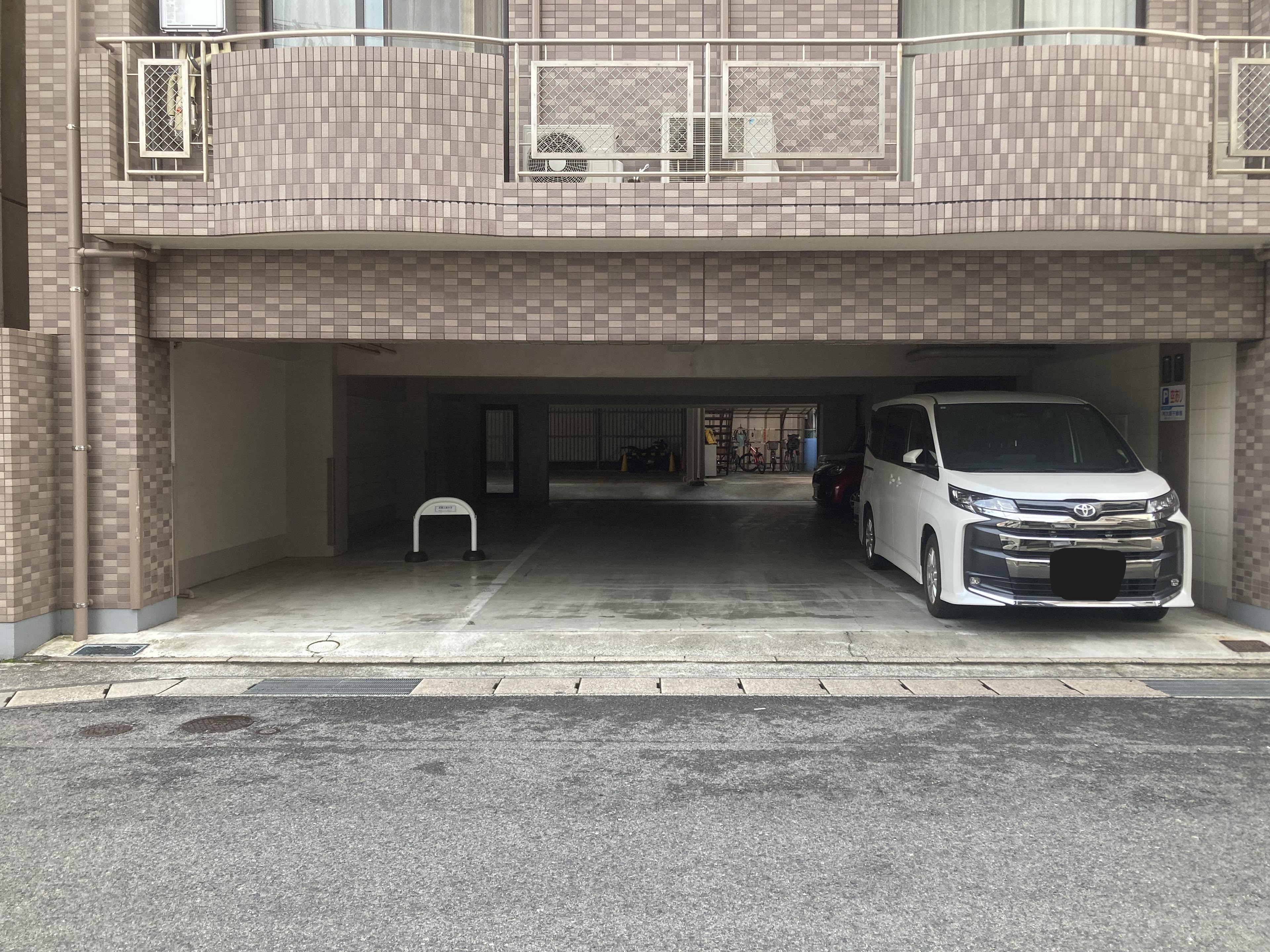 厚井ガレージの外観・駐車場イメージ1枚目