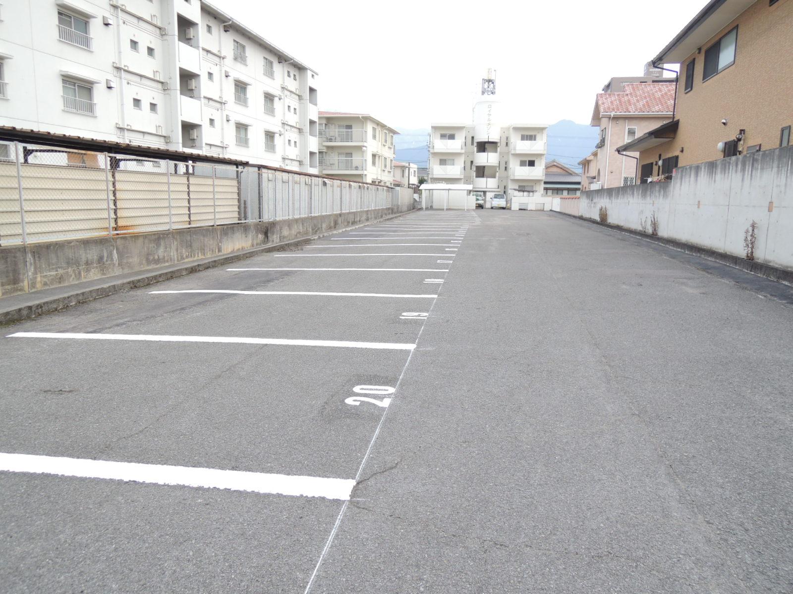 ロイヤルメゾン月極駐車場の外観・駐車場イメージ2枚目