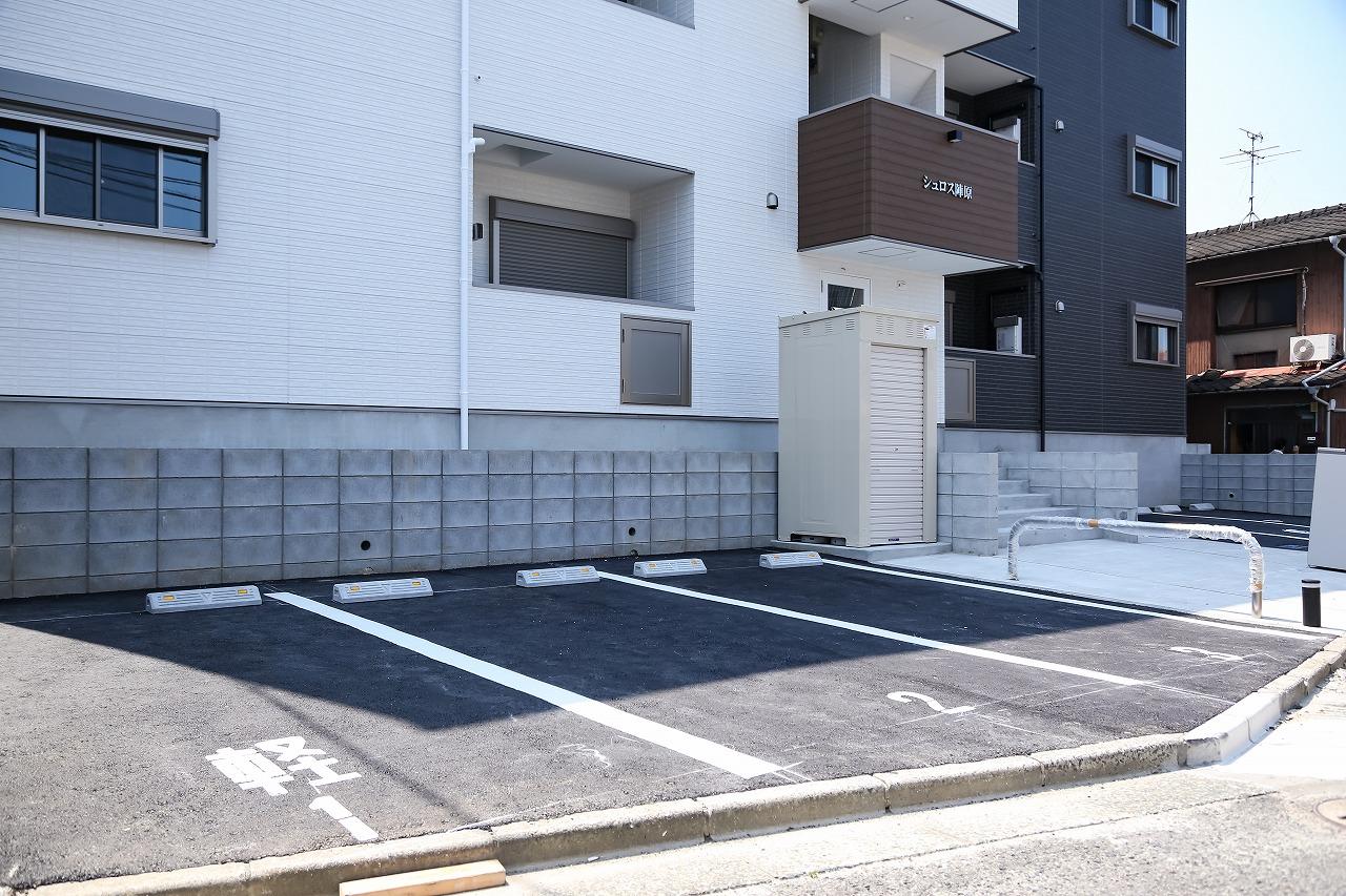 シュロス陣原の外観・駐車場イメージ1枚目