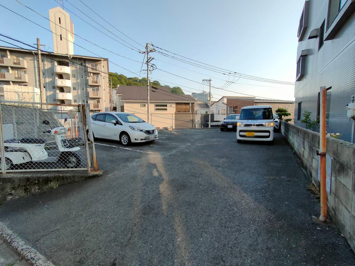 向井ガレージの外観・駐車場イメージ3枚目
