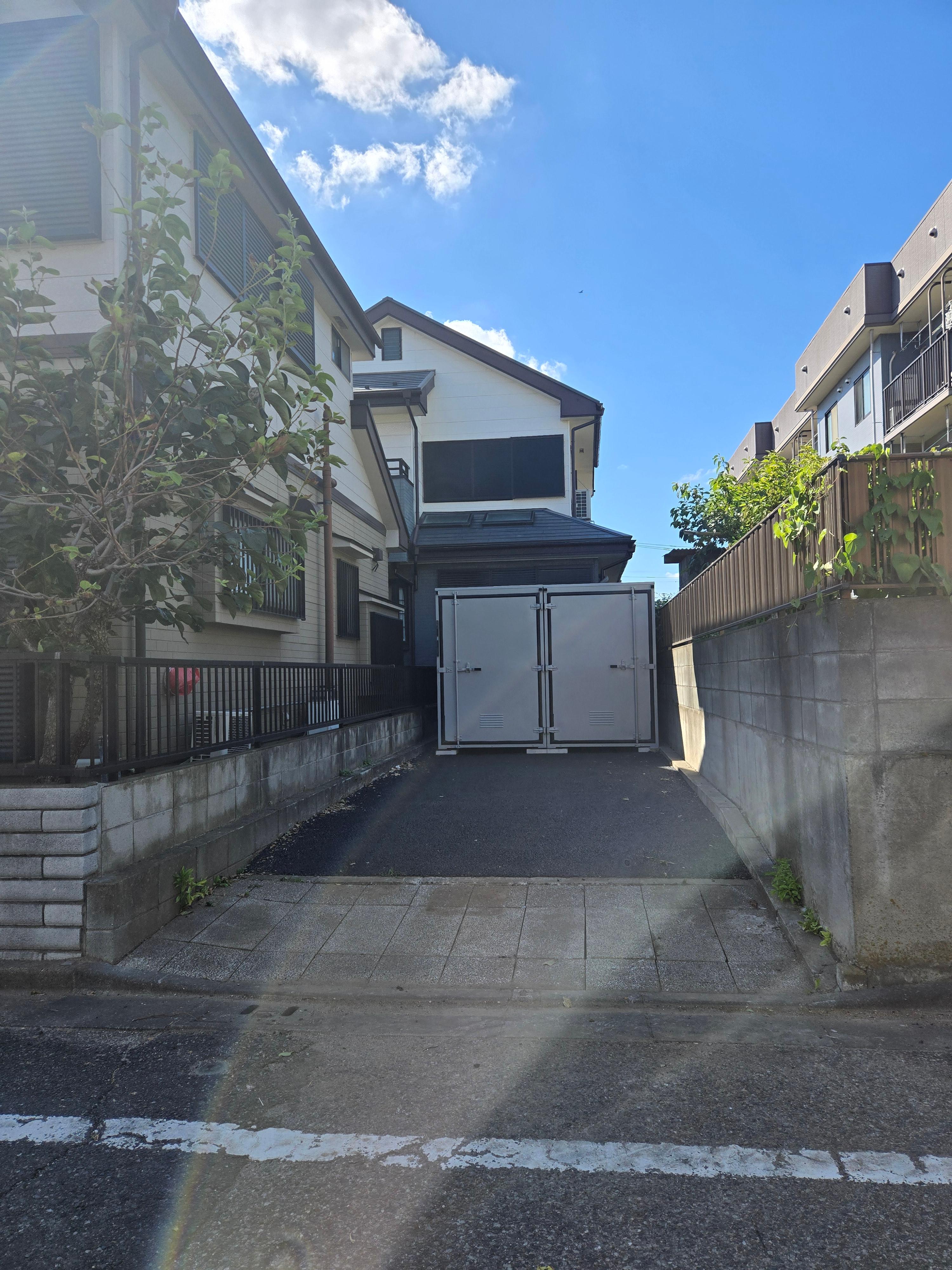 Ｅ−ＧＡＲＡＧＥ入谷二丁目の外観・駐車場イメージ1枚目