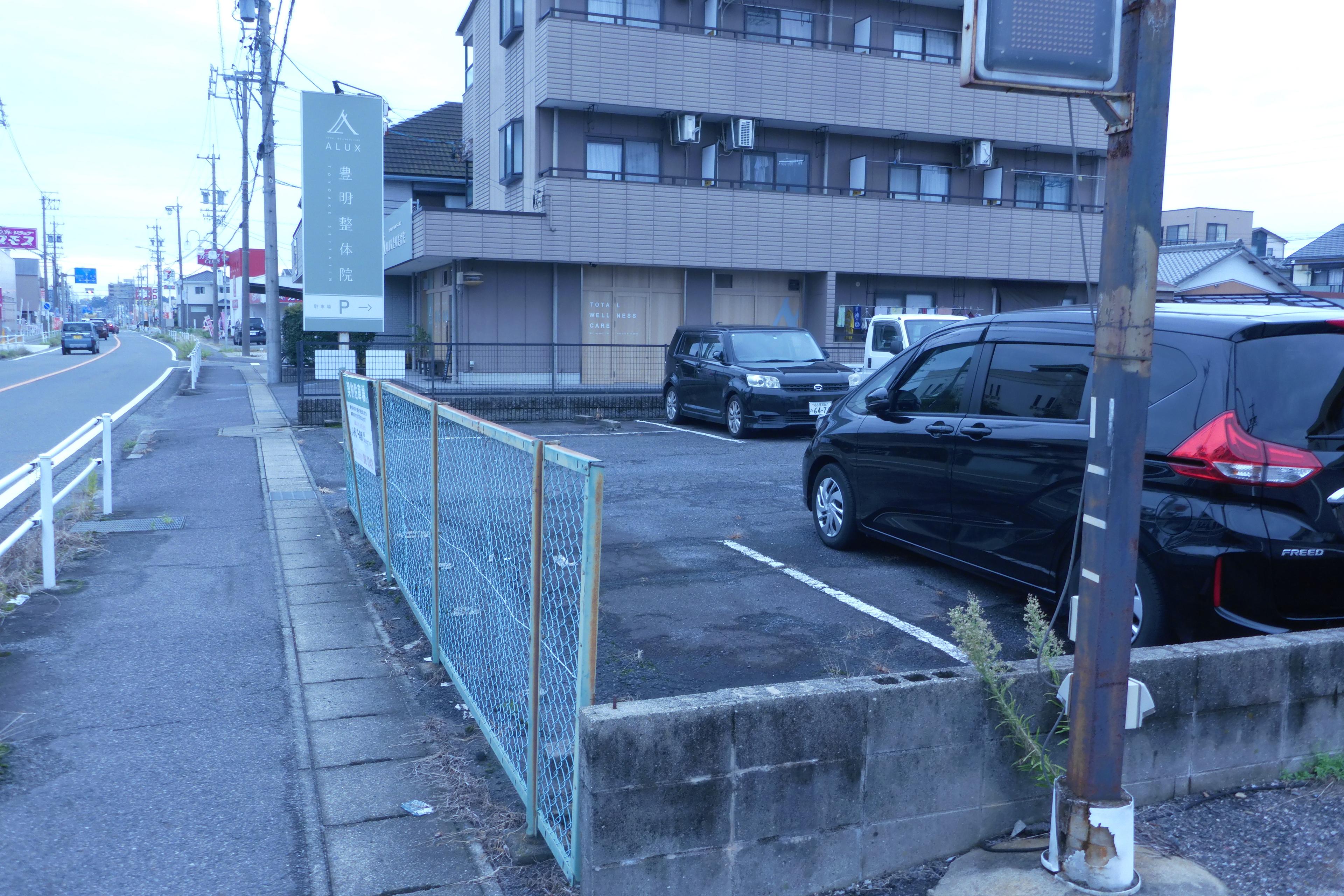 320003の外観・駐車場イメージ2枚目