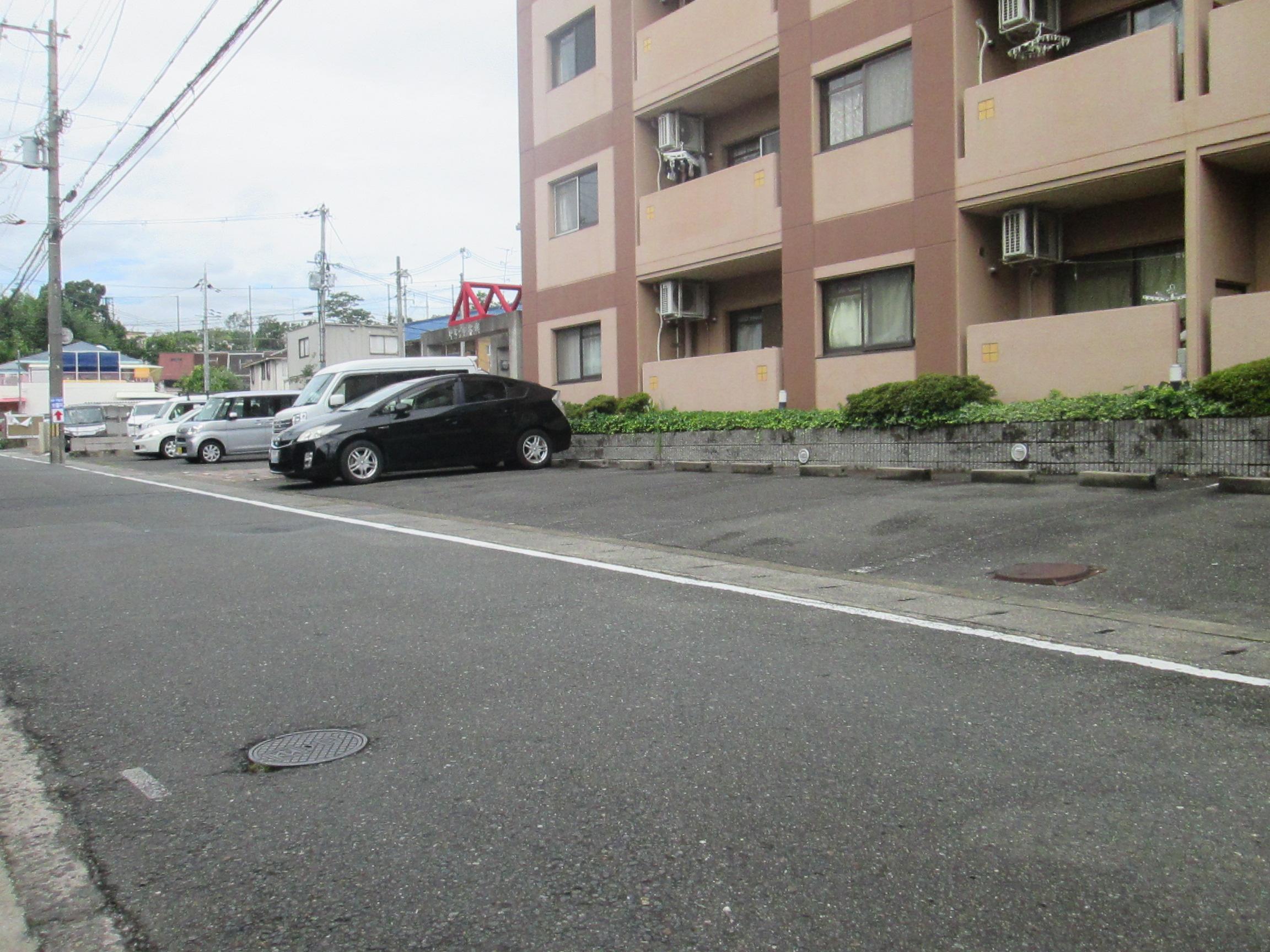 ドミール久保の外観・駐車場イメージ2枚目