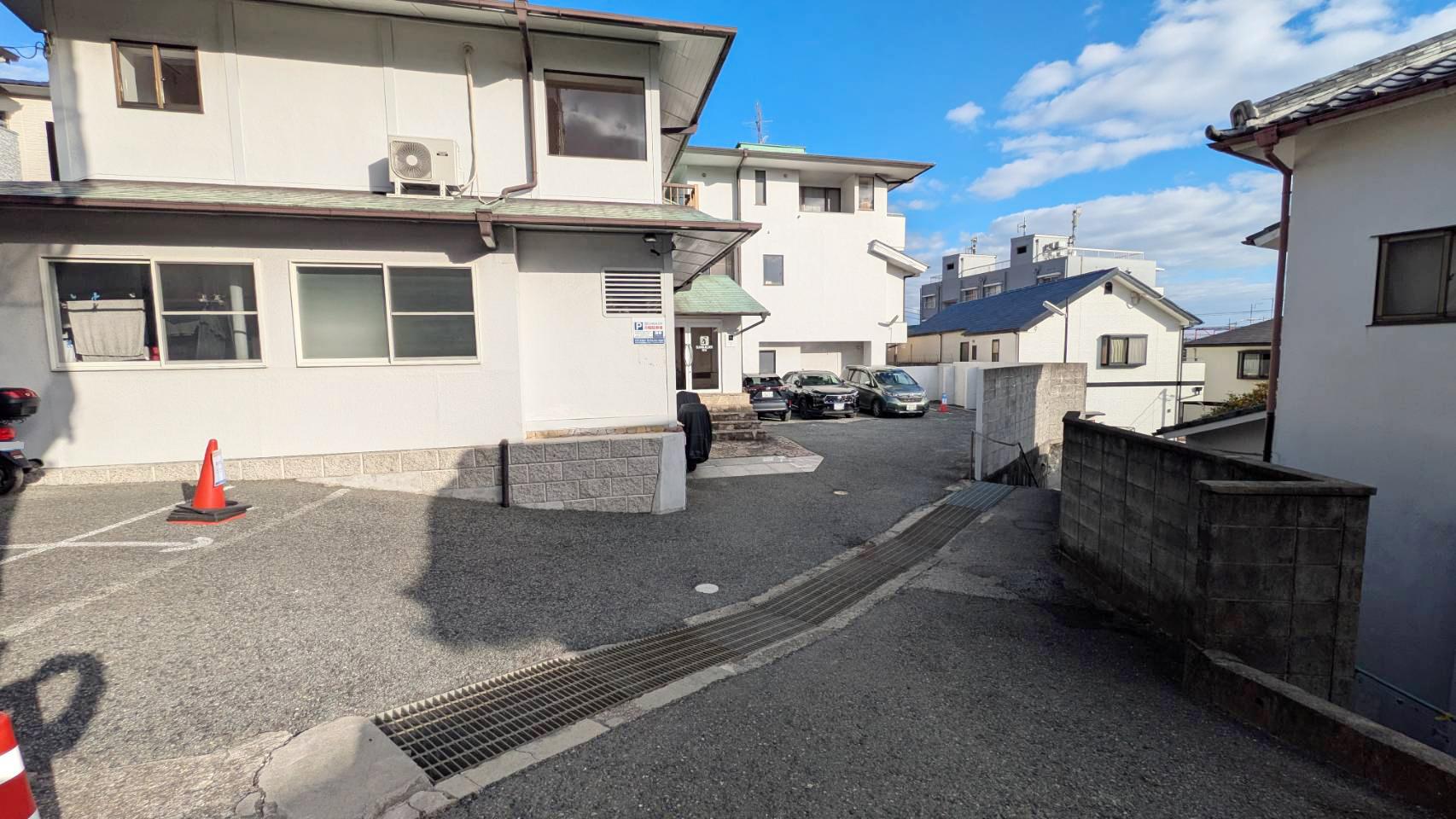 サンビルダー岡本の外観・駐車場イメージ1枚目