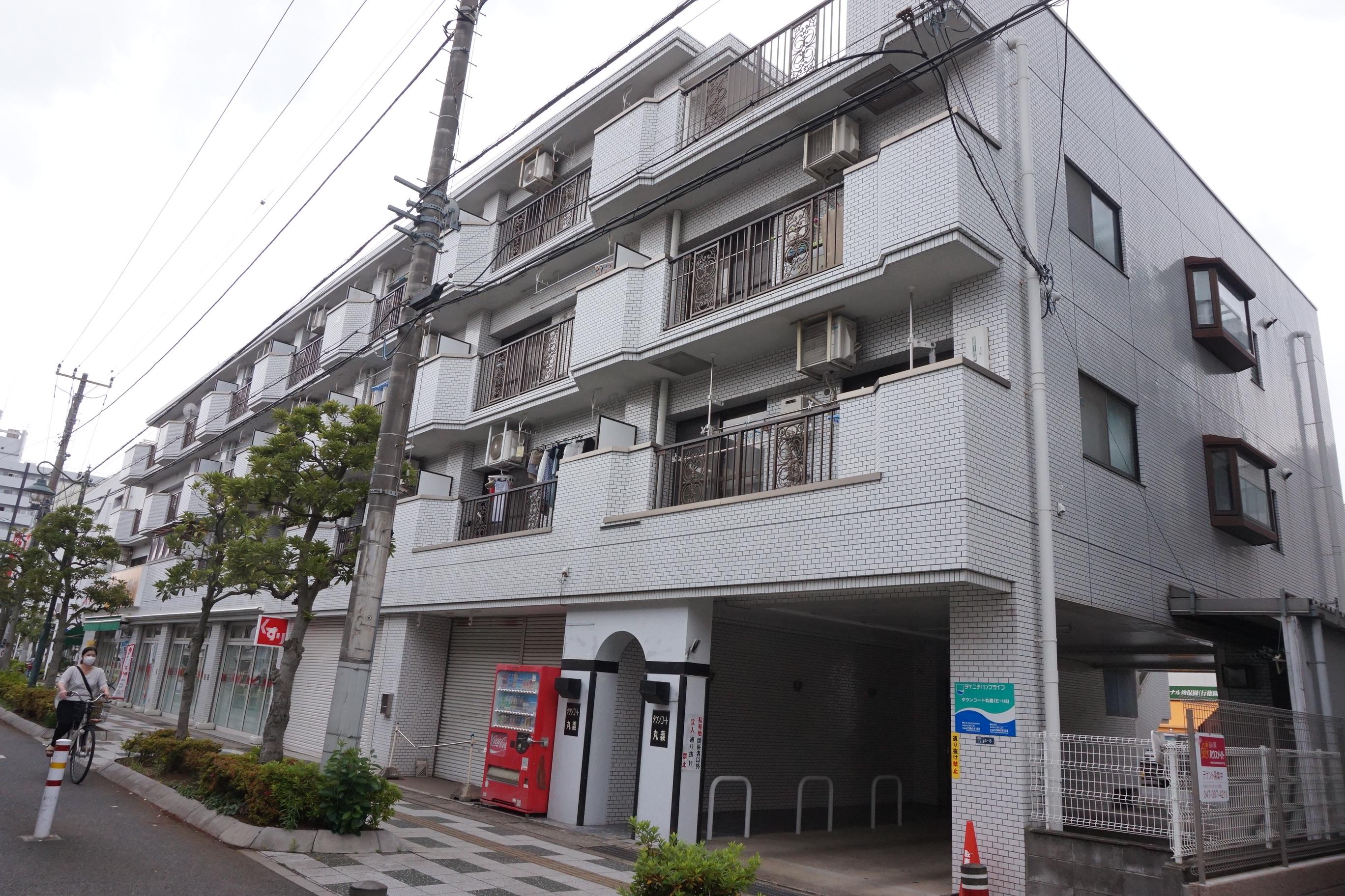 タウンコート丸義（入居者のみ契約可）の外観・駐車場イメージ1枚目