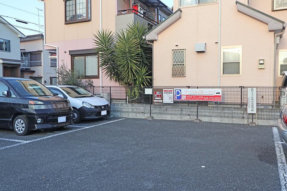 ラークヒルズBの外観・駐車場イメージ2枚目