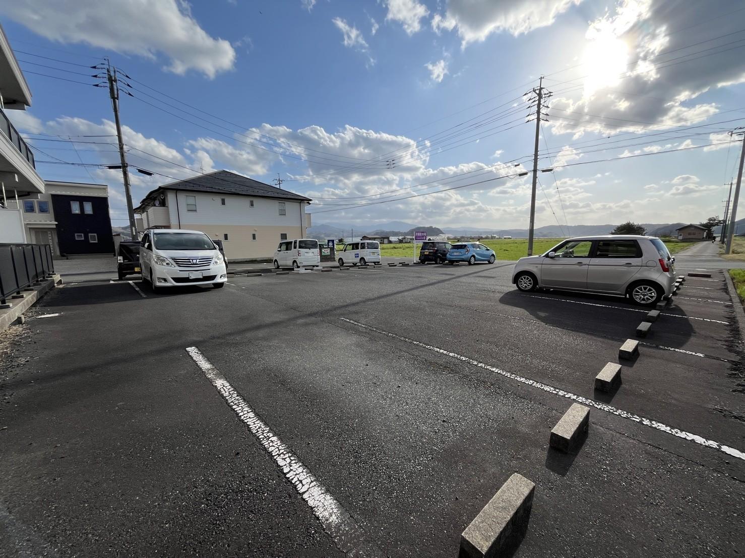 ウィステリアの外観・駐車場イメージ1枚目