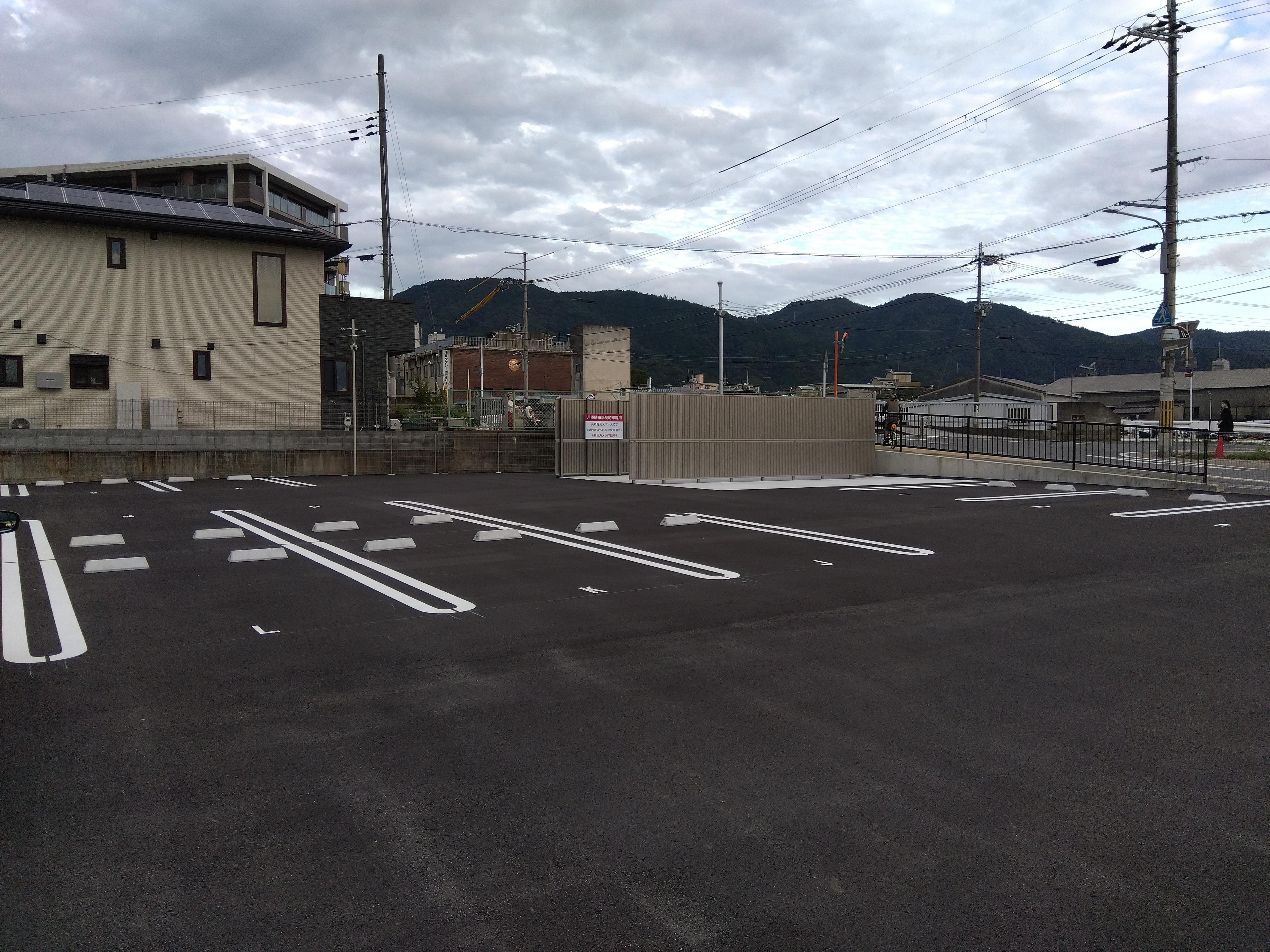 西野離宮町ガレージの外観・駐車場イメージ2枚目