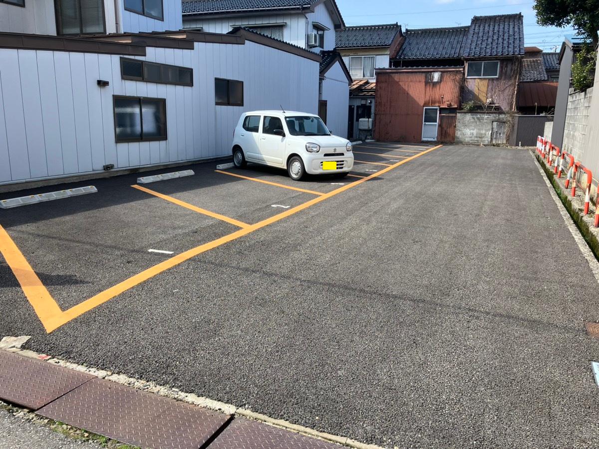 伏木湊町駐車場の外観・駐車場イメージ1枚目