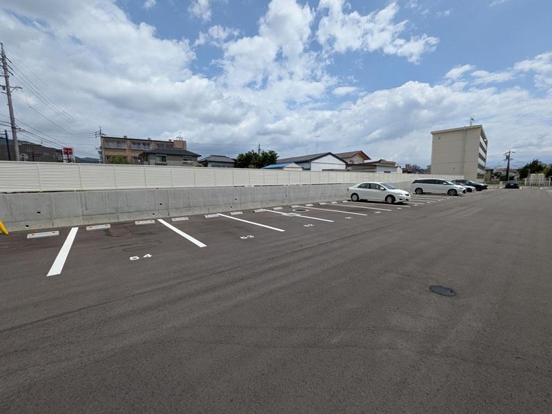 ディークレスト三輪田町(駐車場)の外観・駐車場イメージ2枚目