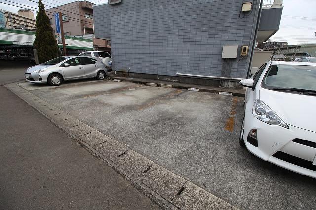 パルネット関村 敷地内月極駐車場の外観・駐車場イメージ1枚目
