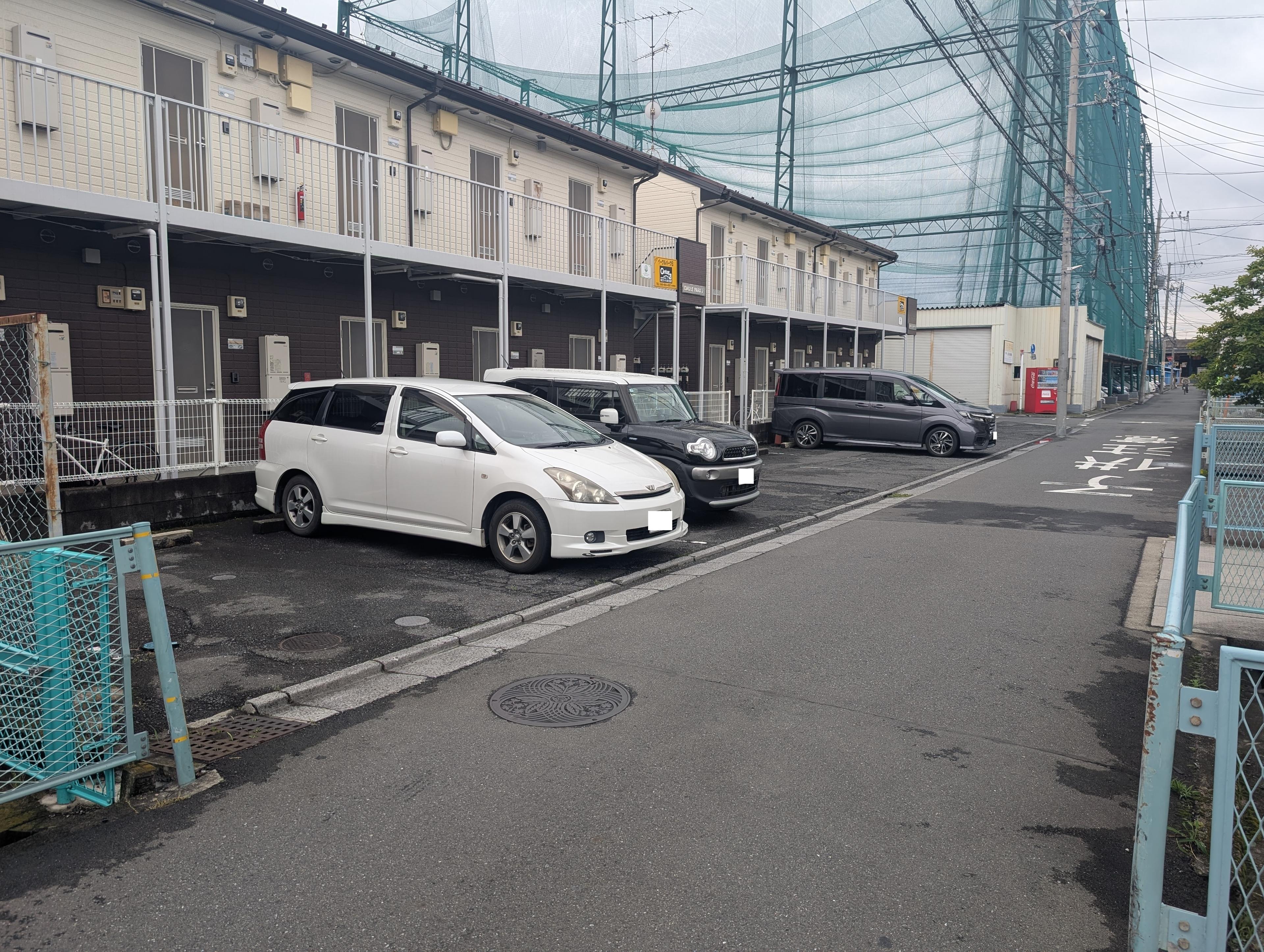 イーグルパークの外観・駐車場イメージ1枚目