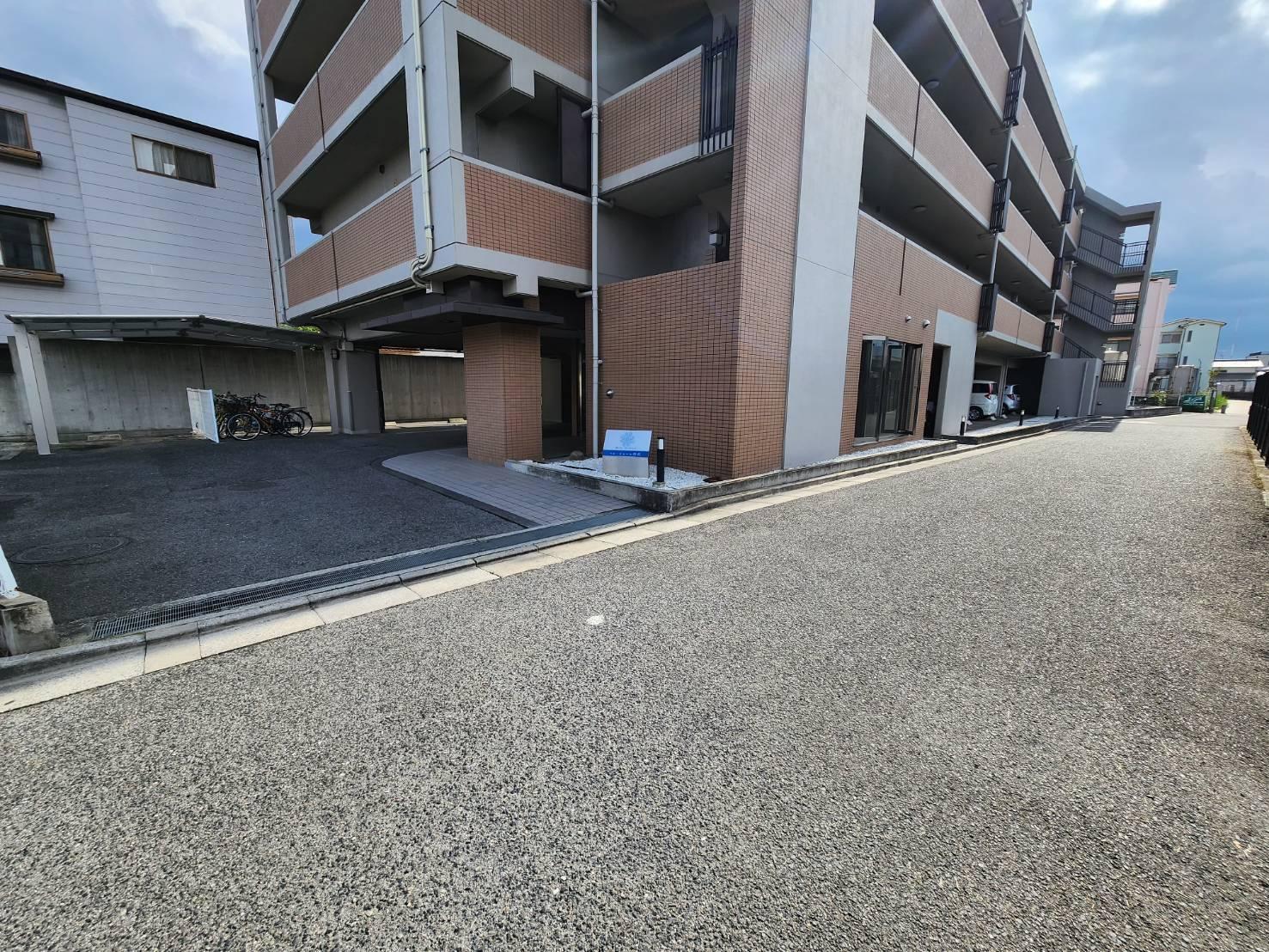 ベル・ドムール羽衣外部貸し駐車場の外観・駐車場イメージ1枚目