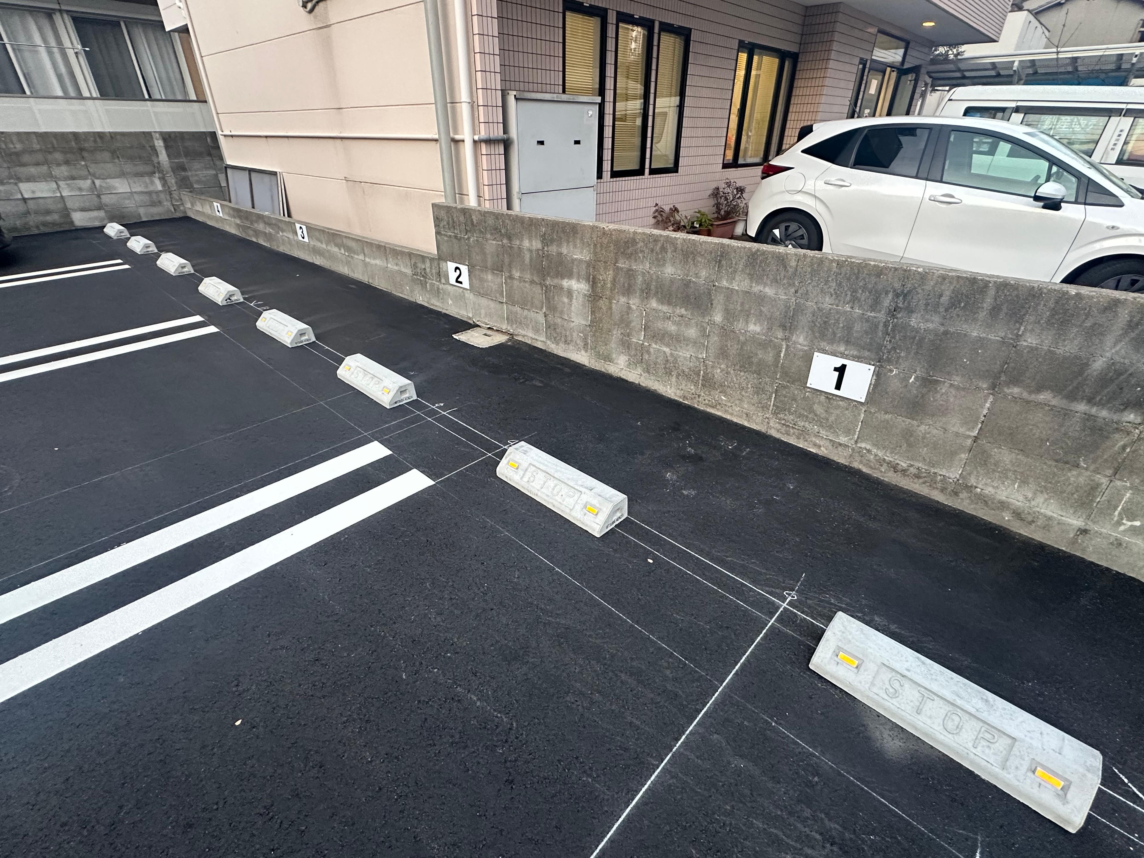 岡不動産事務所西隣駐車場の外観・駐車場イメージ2枚目
