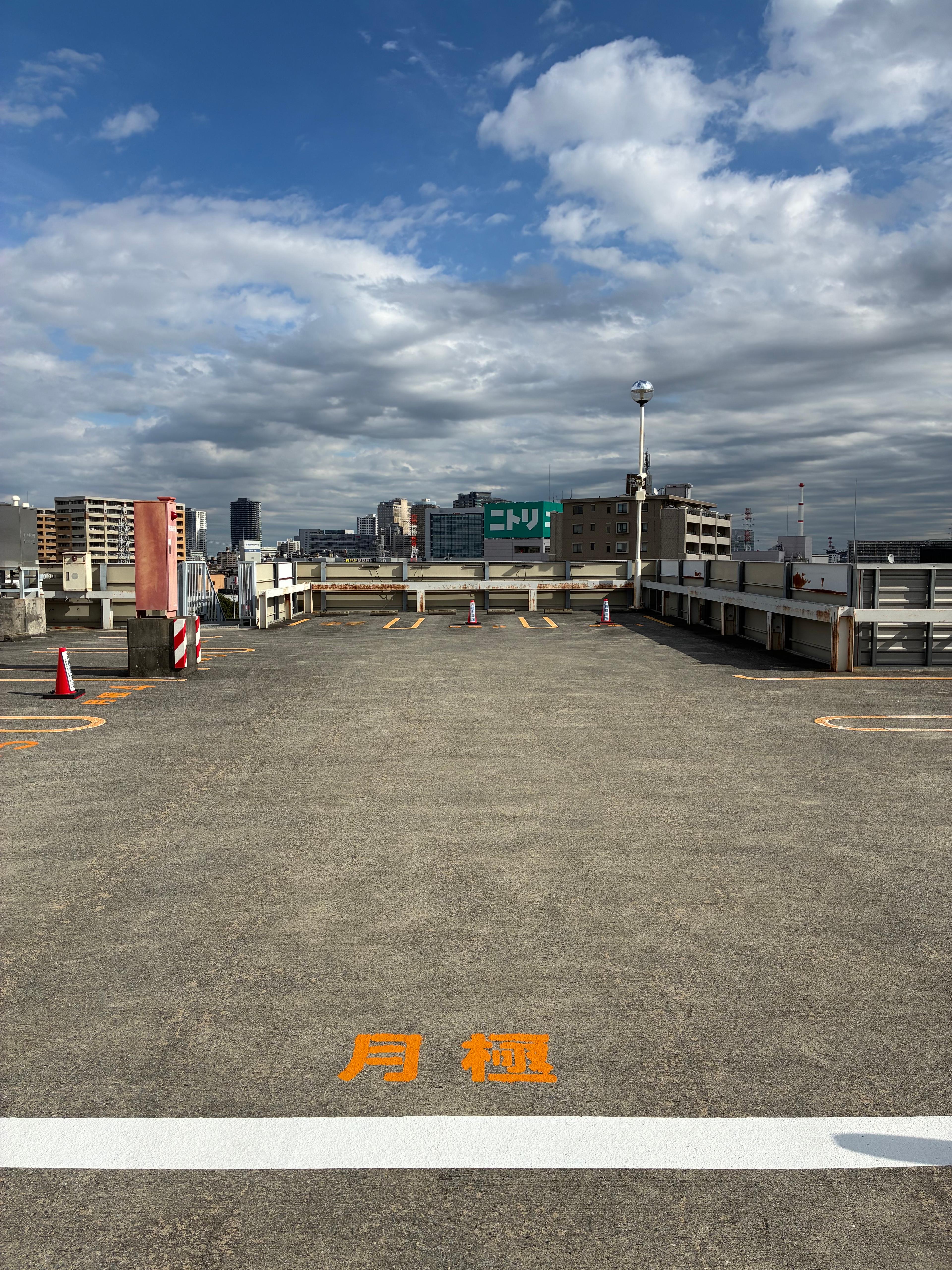 マルハン鶴見店 月極駐車場の外観・駐車場イメージ1枚目