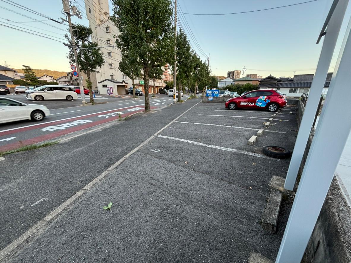 カトレアニシグチⅡガレージの外観・駐車場イメージ3枚目