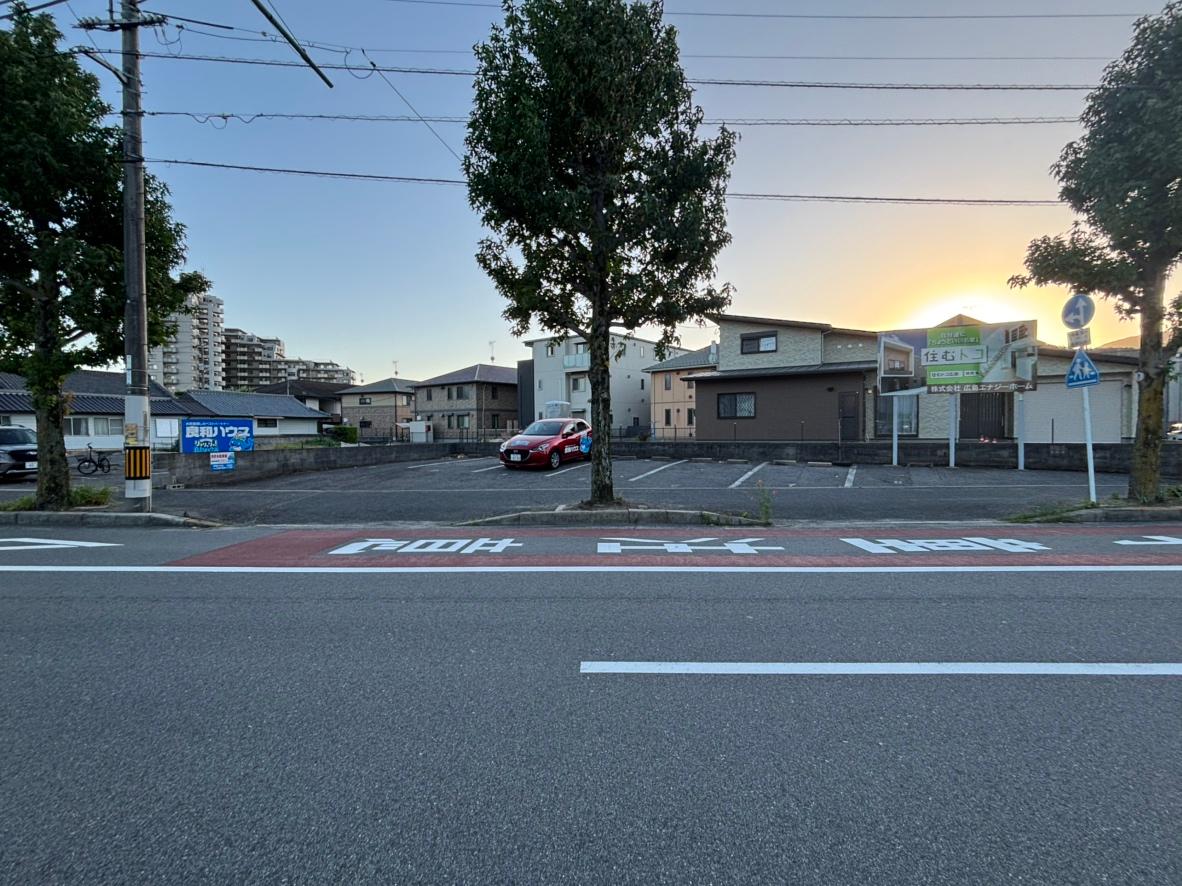 カトレアニシグチⅡガレージの外観・駐車場イメージ2枚目