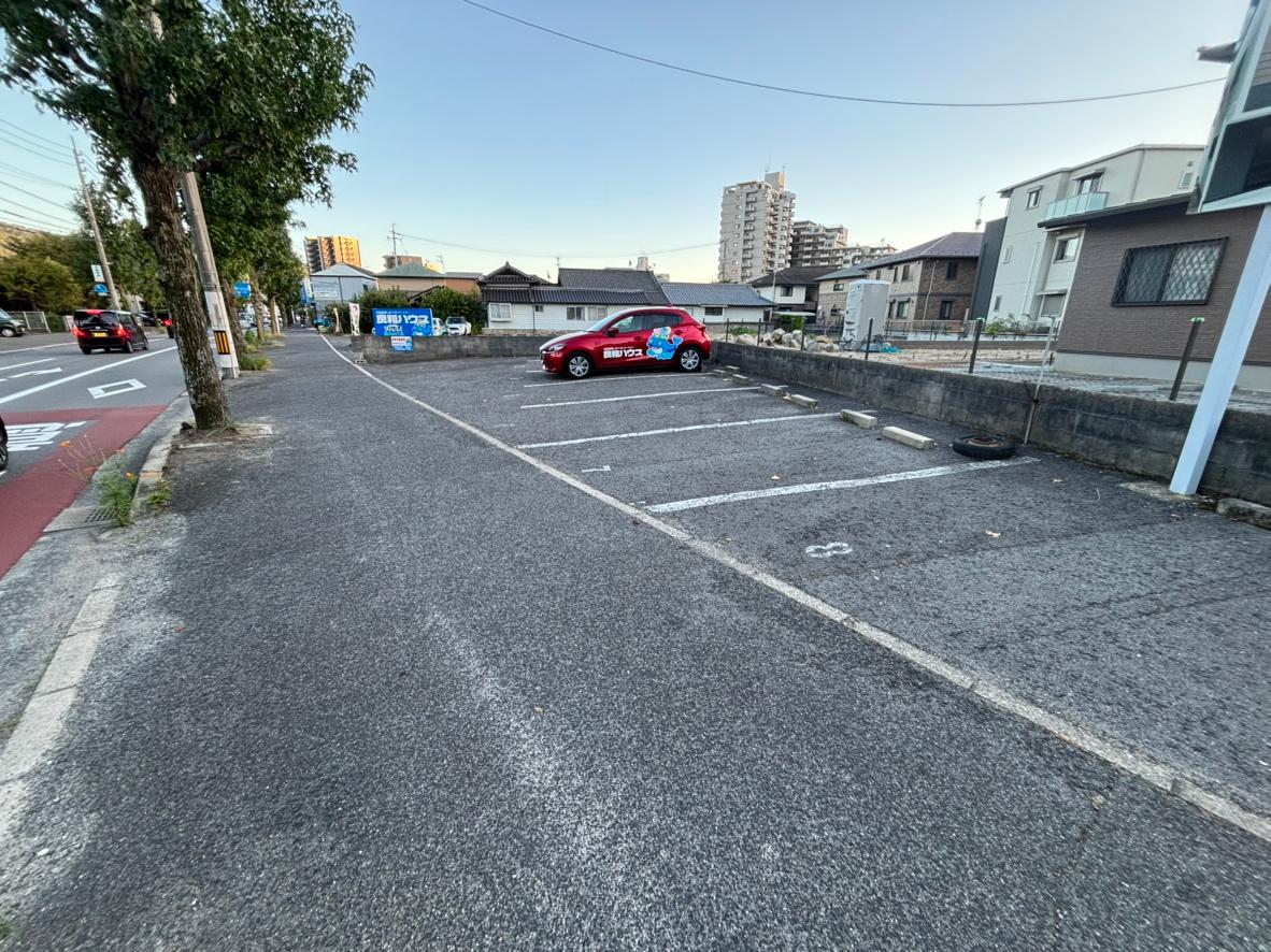 カトレアニシグチⅡガレージの外観・駐車場イメージ1枚目