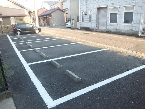 メゾネット旭の外観・駐車場イメージ1枚目