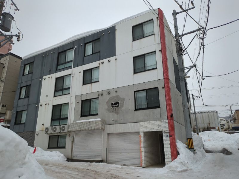 MR TEINEの外観・駐車場イメージ1枚目