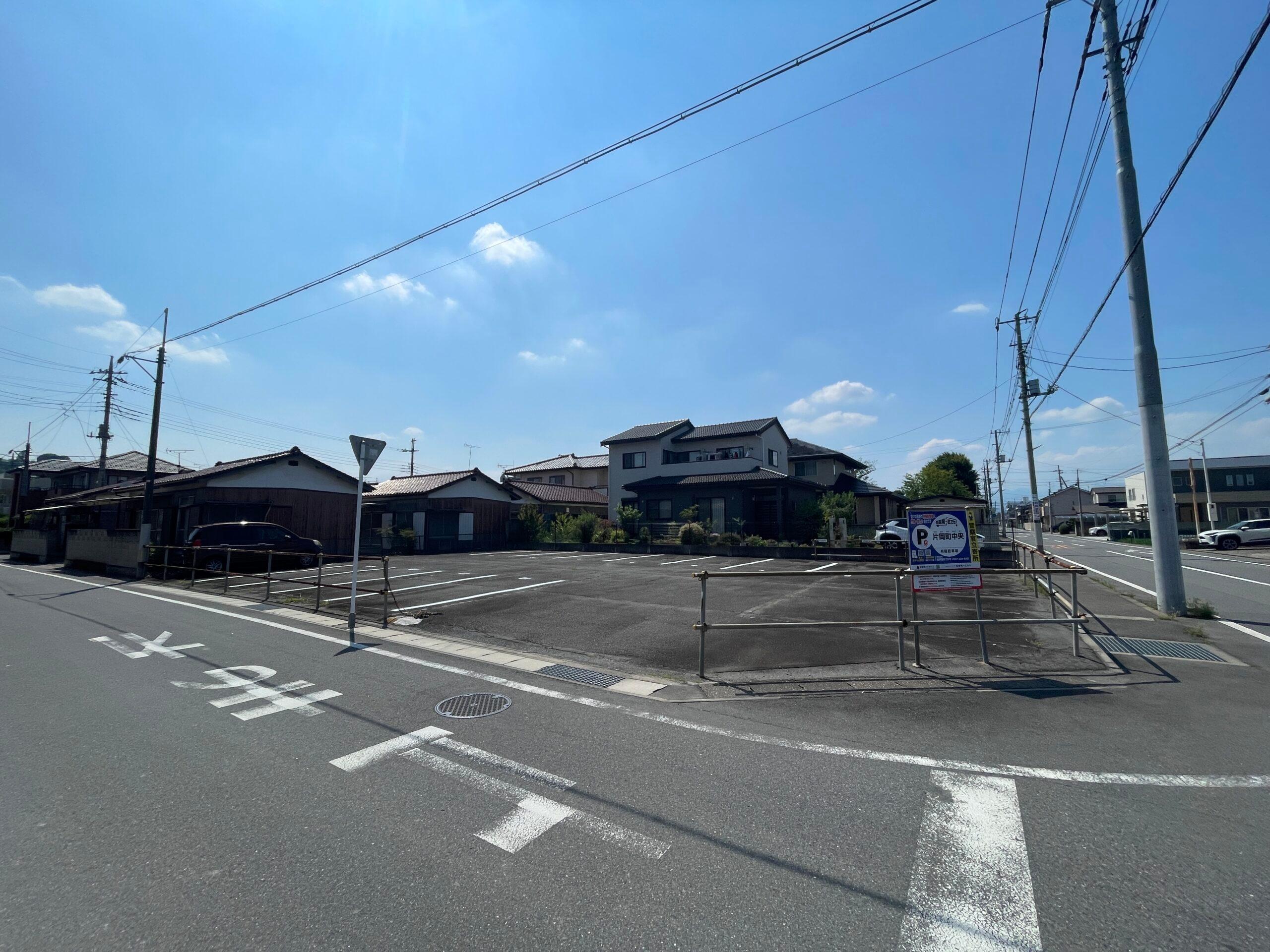 片岡町中央月極駐車場の外観・駐車場イメージ1枚目