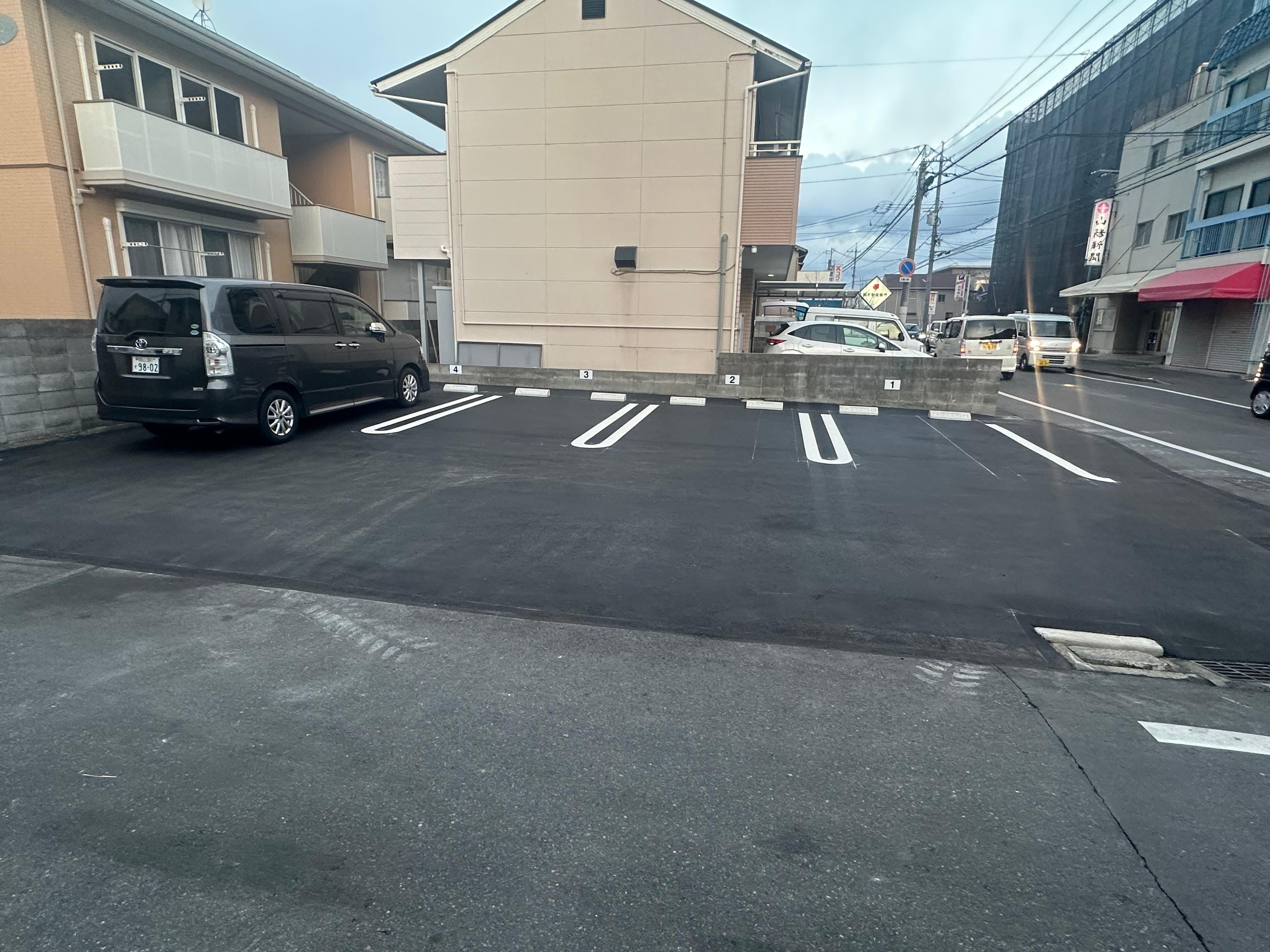 岡不動産事務所西隣駐車場の外観・駐車場イメージ1枚目