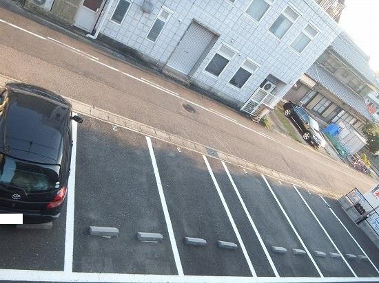 メゾネット旭の外観・駐車場イメージ2枚目
