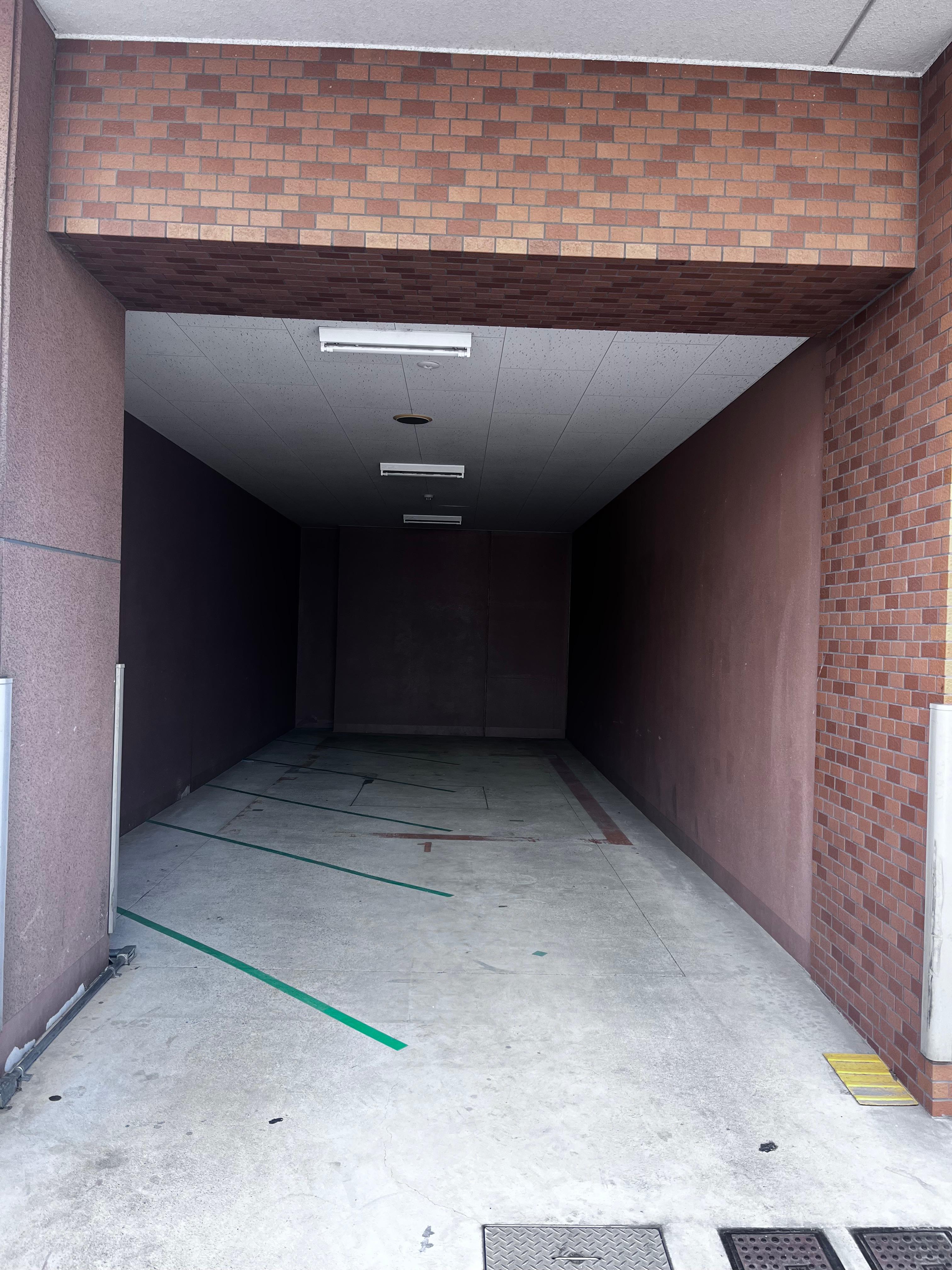 榎町バイクガレージの外観・駐車場イメージ1枚目