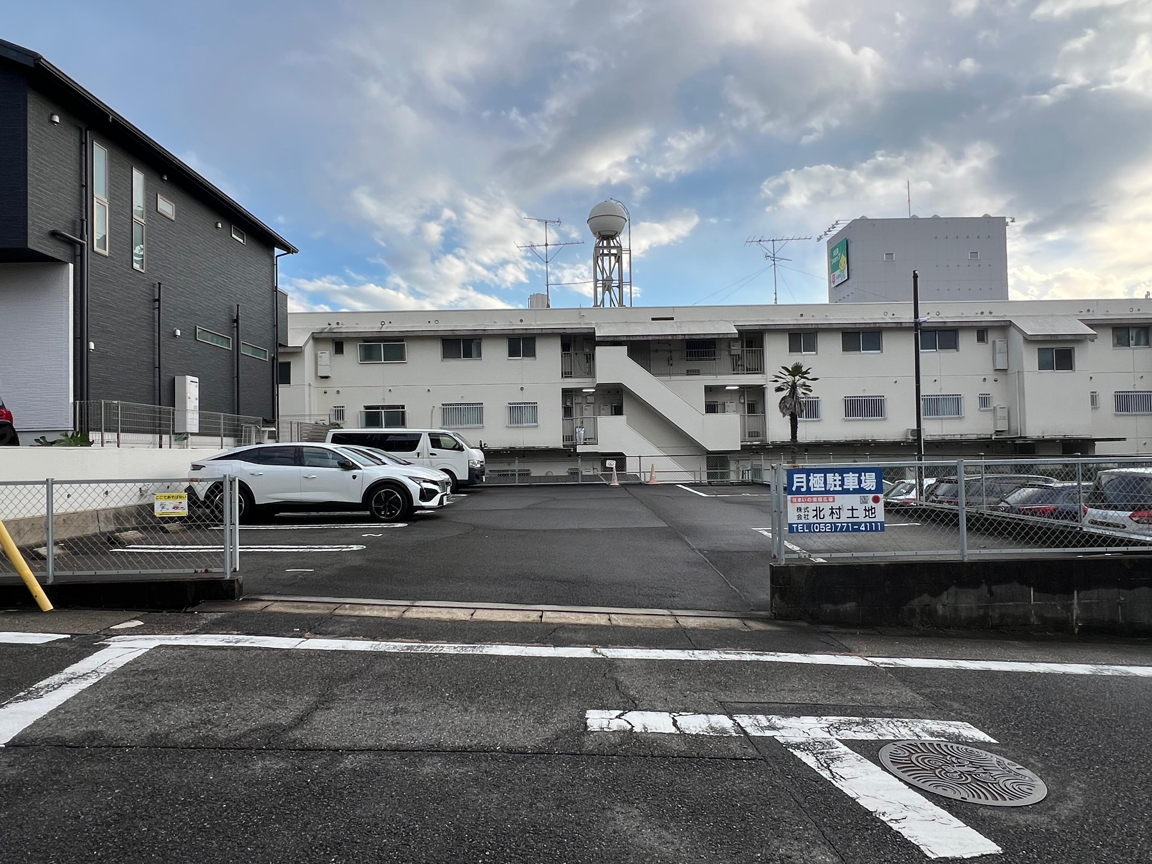 成田駐車場の外観・駐車場イメージ1枚目