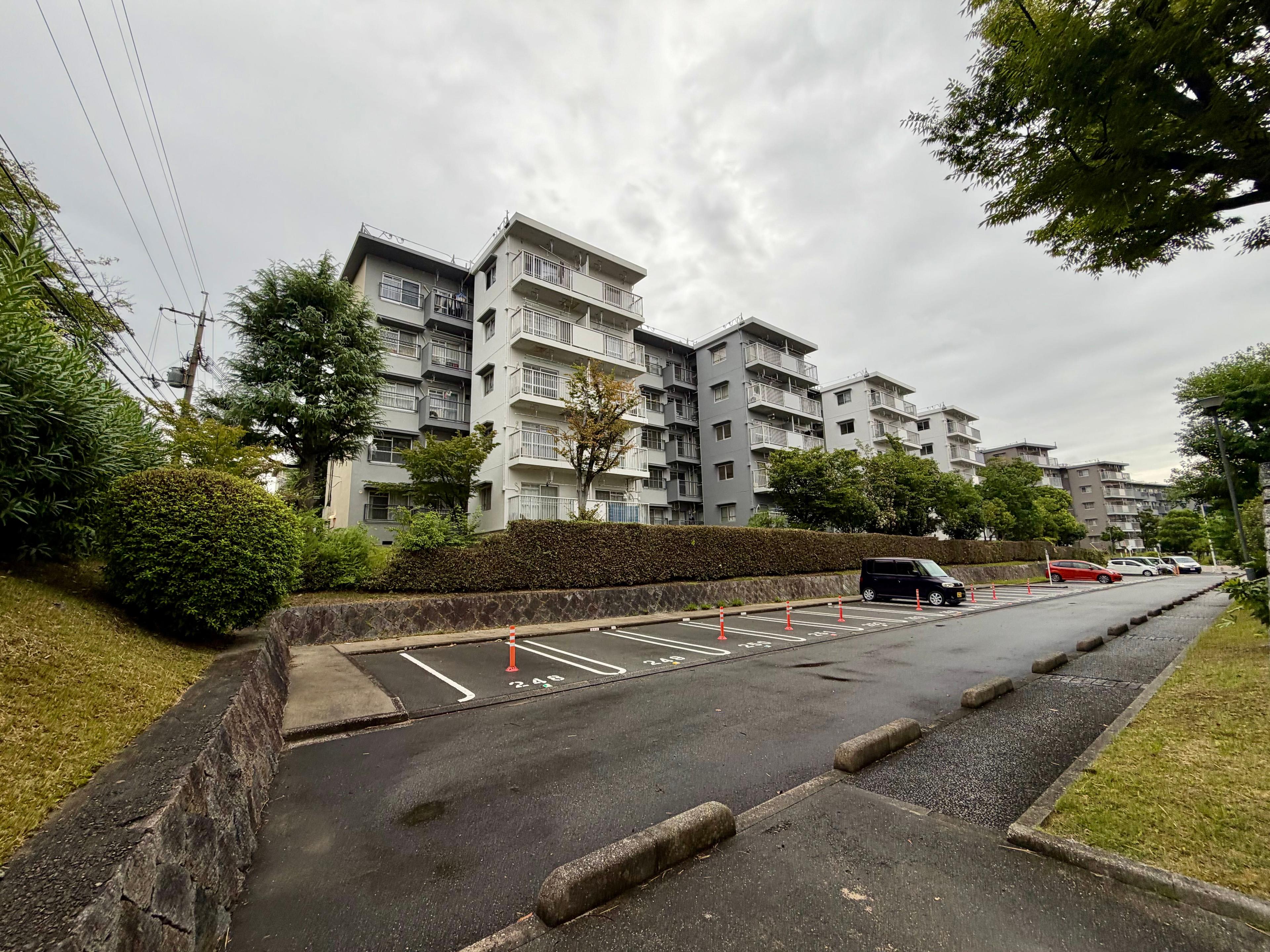 新千里西町(西側)の外観・駐車場イメージ1枚目