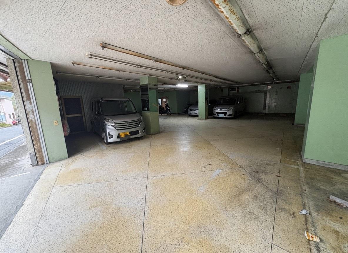 小島マンションの外観・駐車場イメージ2枚目