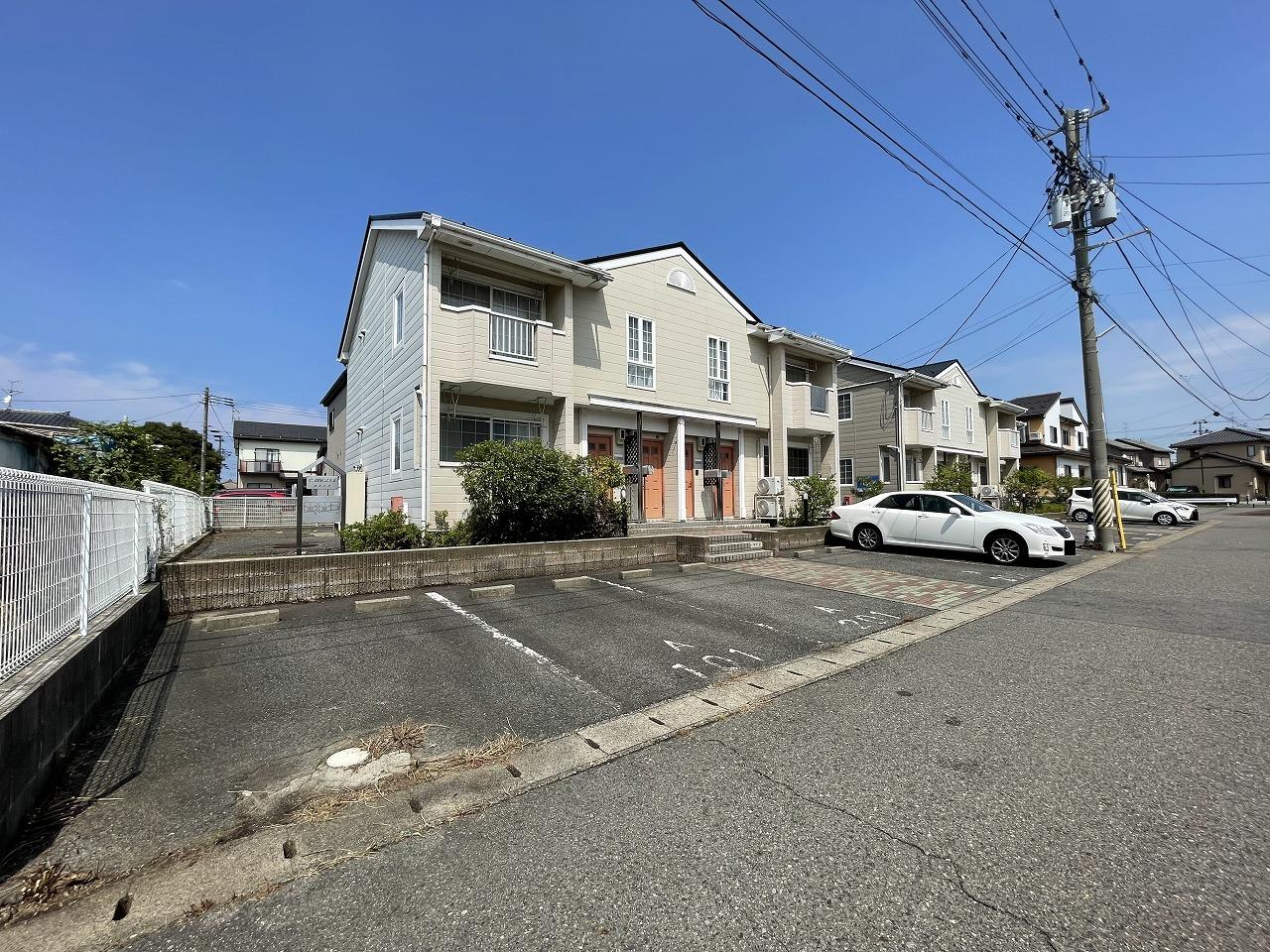 カメリア A棟の外観・駐車場イメージ1枚目