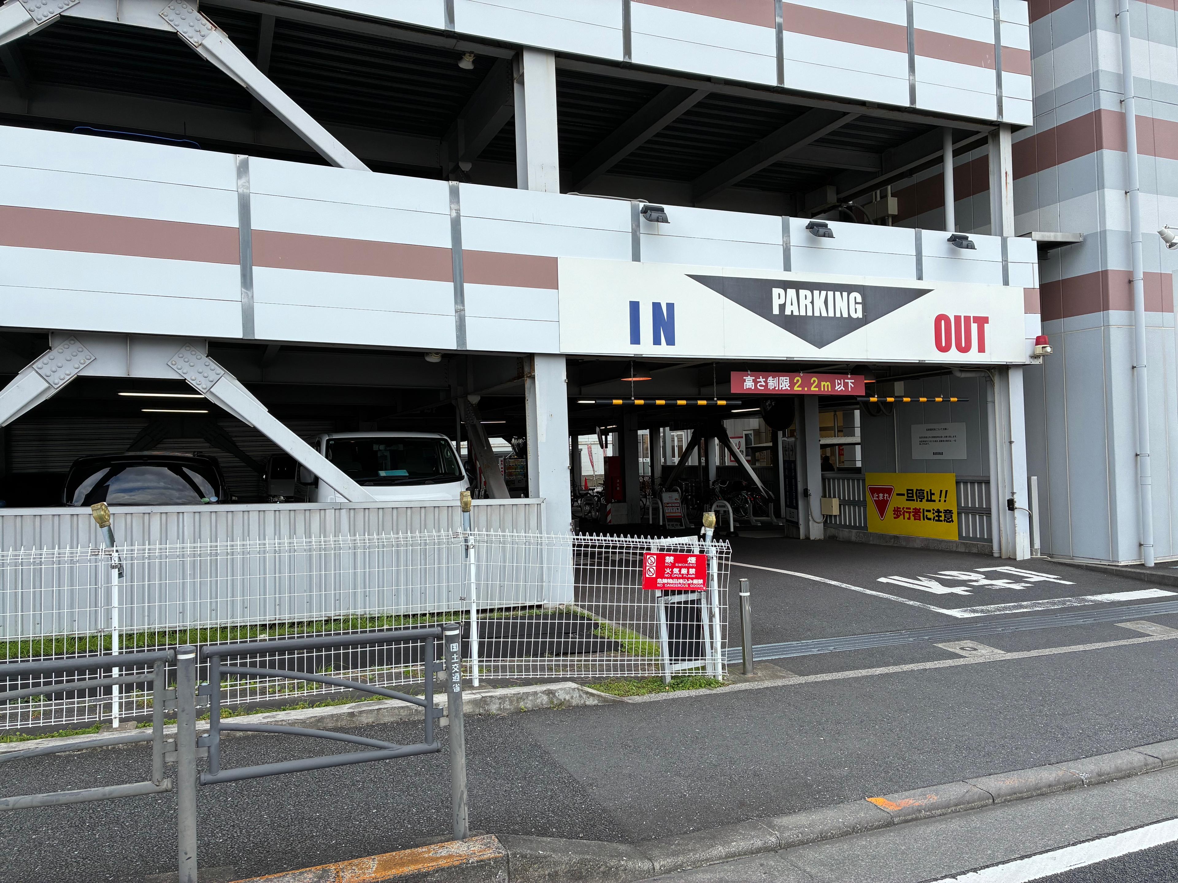 マルハン鶴見店 月極駐車場の外観・駐車場イメージ2枚目