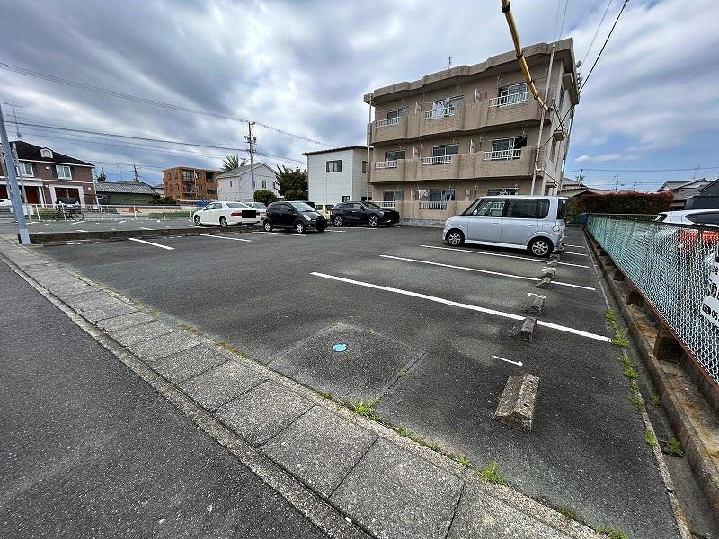 ルネッサンス9の外観・駐車場イメージ1枚目