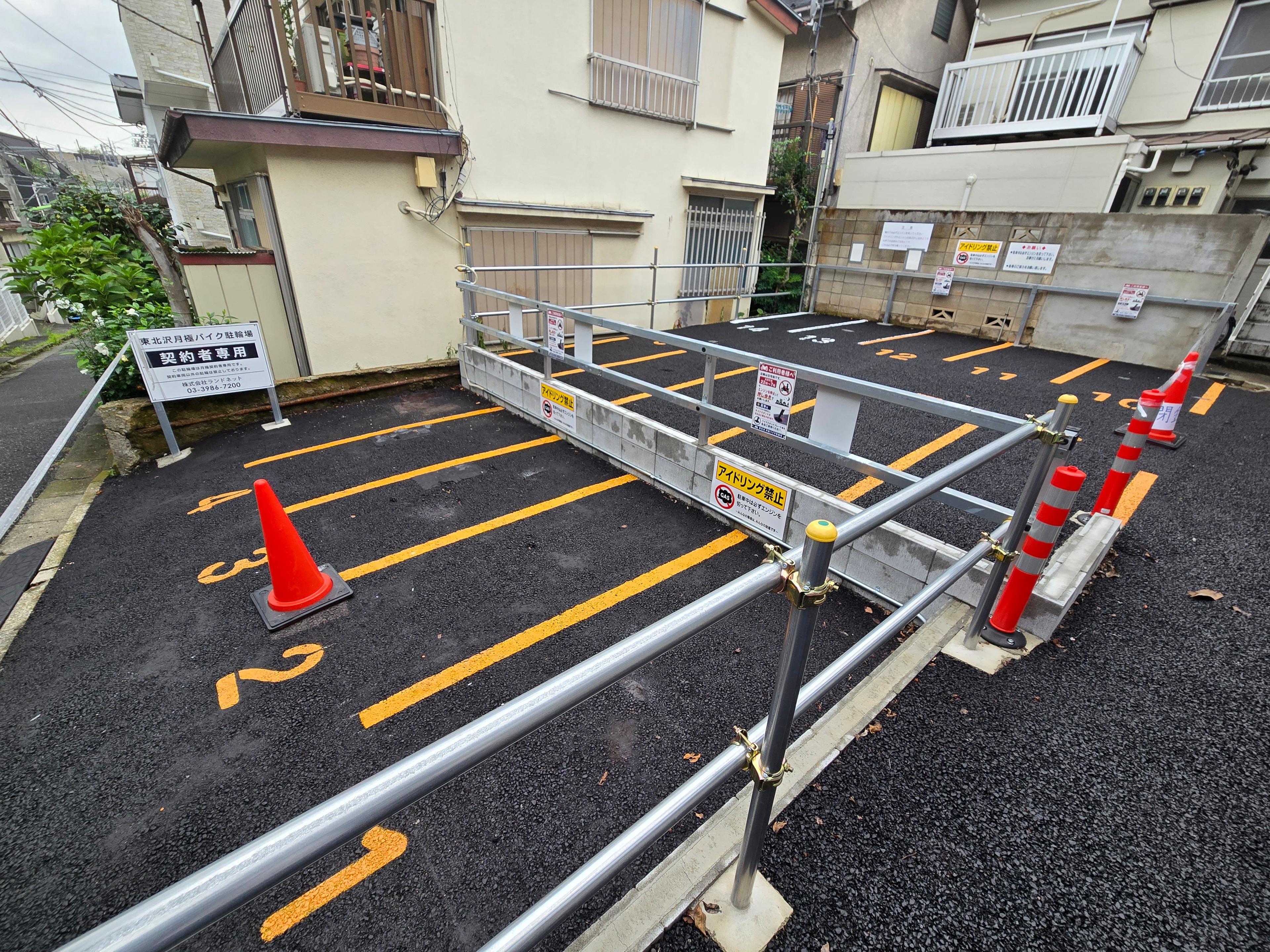 東北沢月極バイク駐車場の外観・駐車場イメージ1枚目