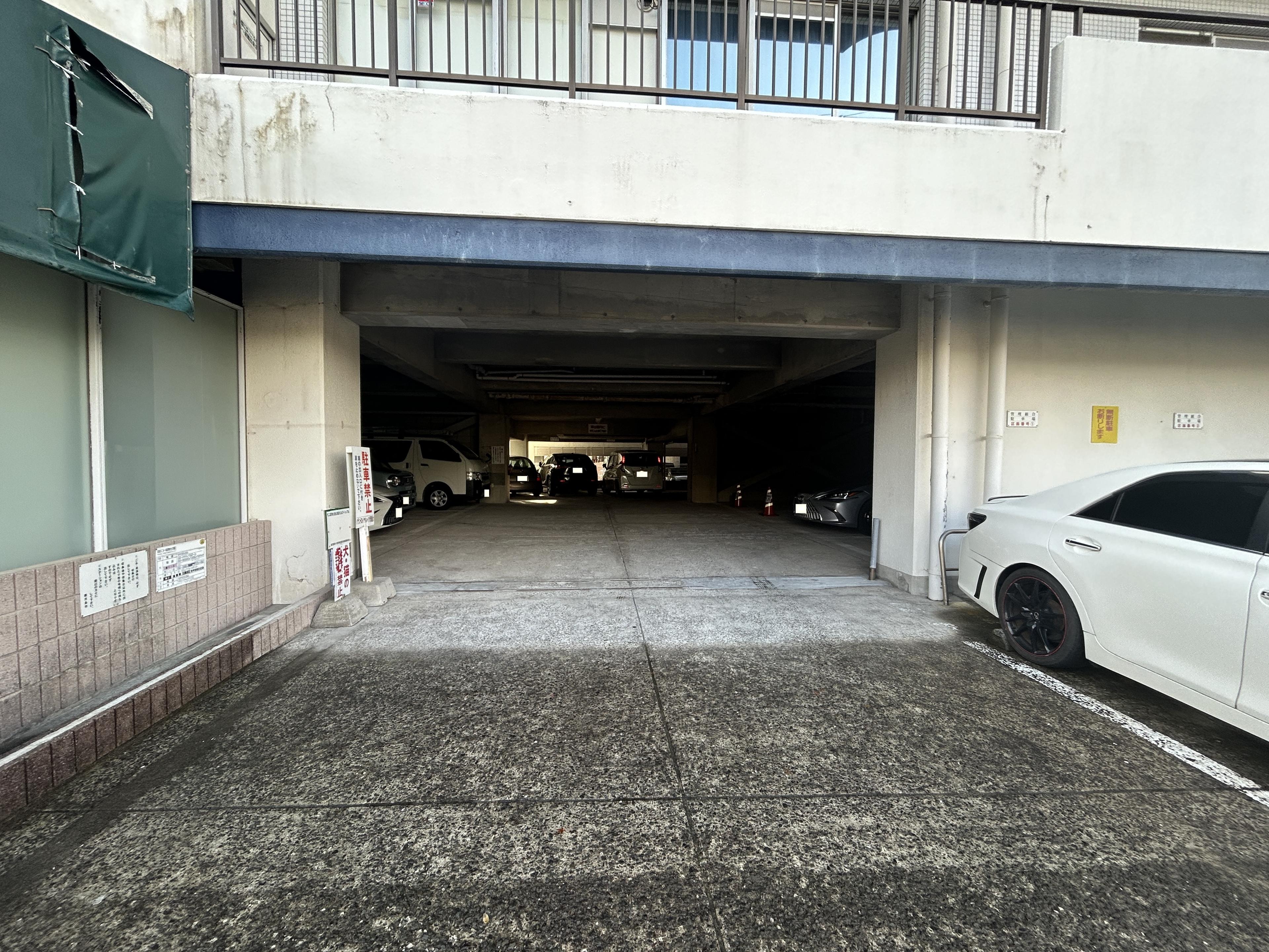 グランドロイヤルハイツ駐車場の外観・駐車場イメージ1枚目