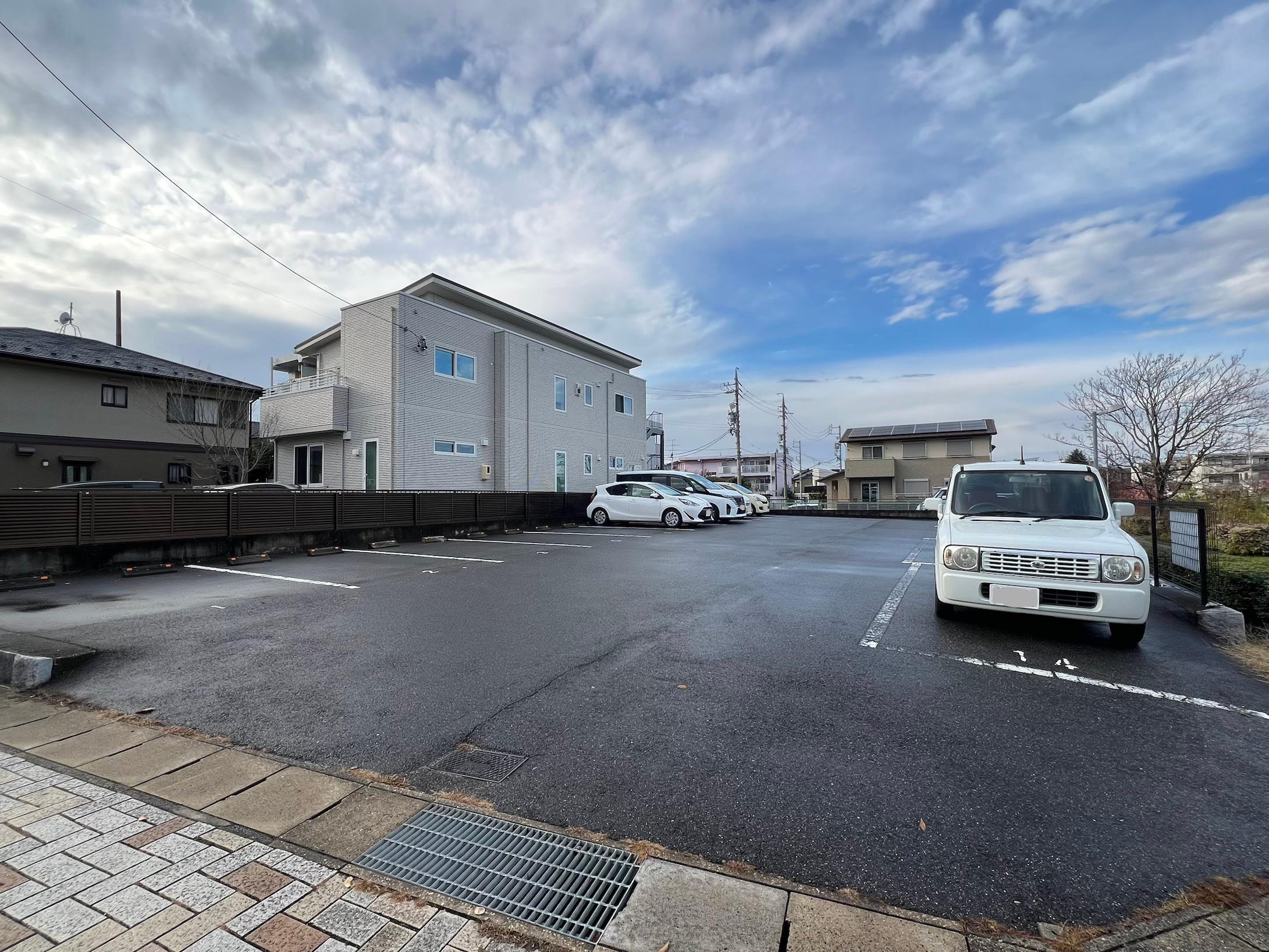 原邸駐車場の外観・駐車場イメージ1枚目