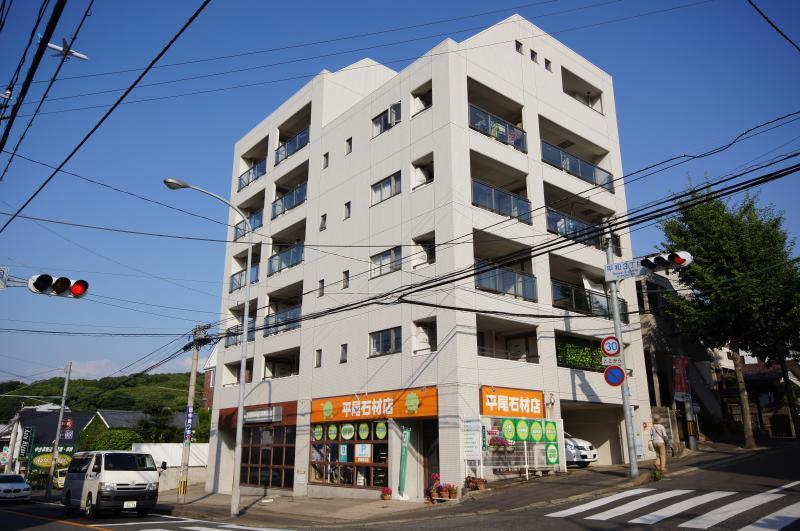 ラミナスコートの外観・駐車場イメージ1枚目