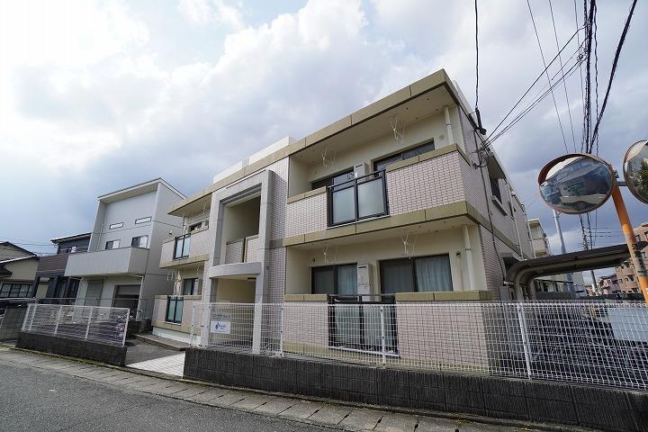 リバーサイドエムA棟・B棟の外観・駐車場イメージ1枚目