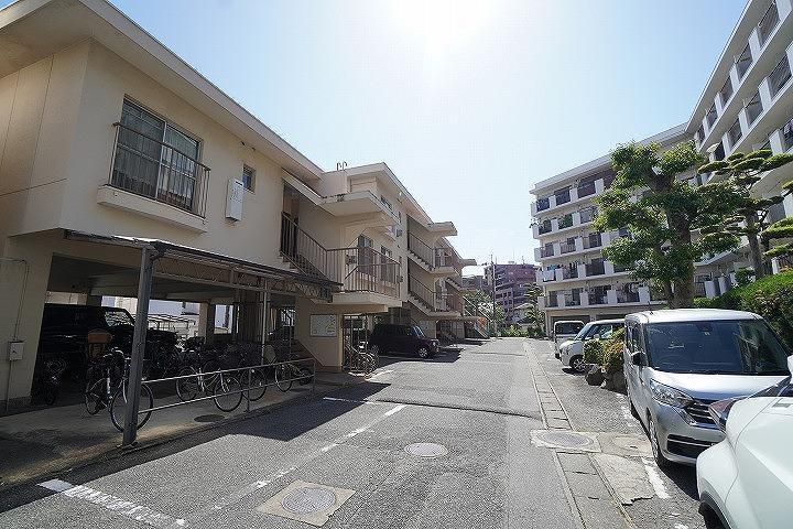 第4長尾団地の外観・駐車場イメージ2枚目