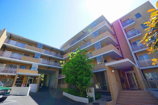 アーバンフラッツつつじヶ丘の外観・駐車場イメージ1枚目